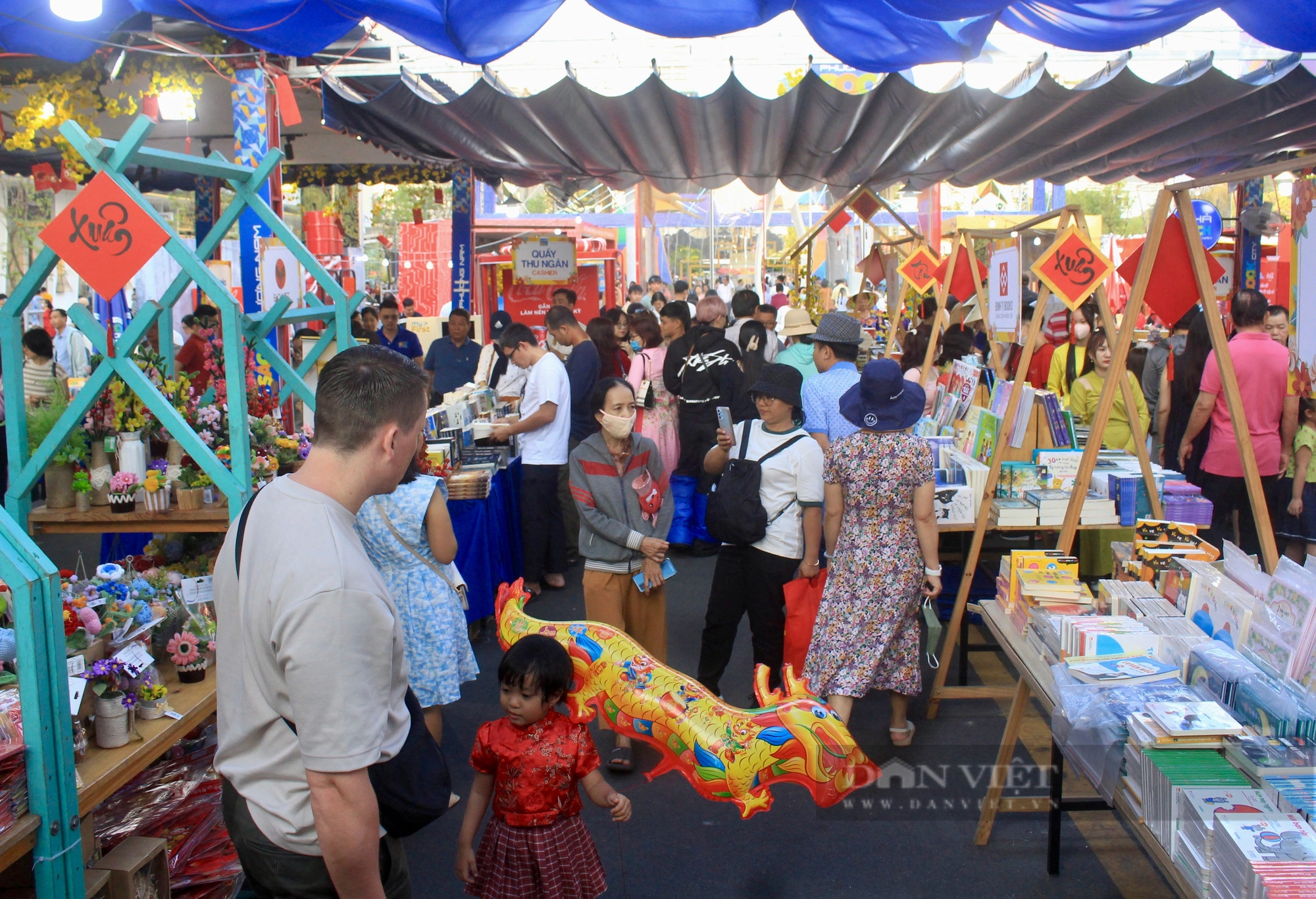 Chiều mùng 4 Tết nắng đẹp, Việt kiều thích thú check-in chợ Bến Thành- Ảnh 9.