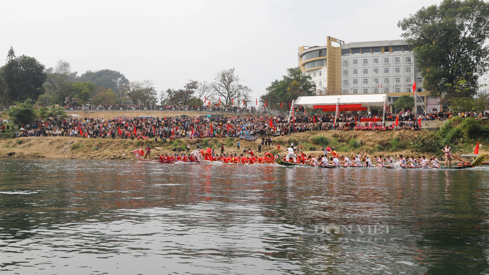450 tay chải miền sơn cước gồng mình đua thuyền rồng trên sông Lô ở Tuyên Quang- Ảnh 1.