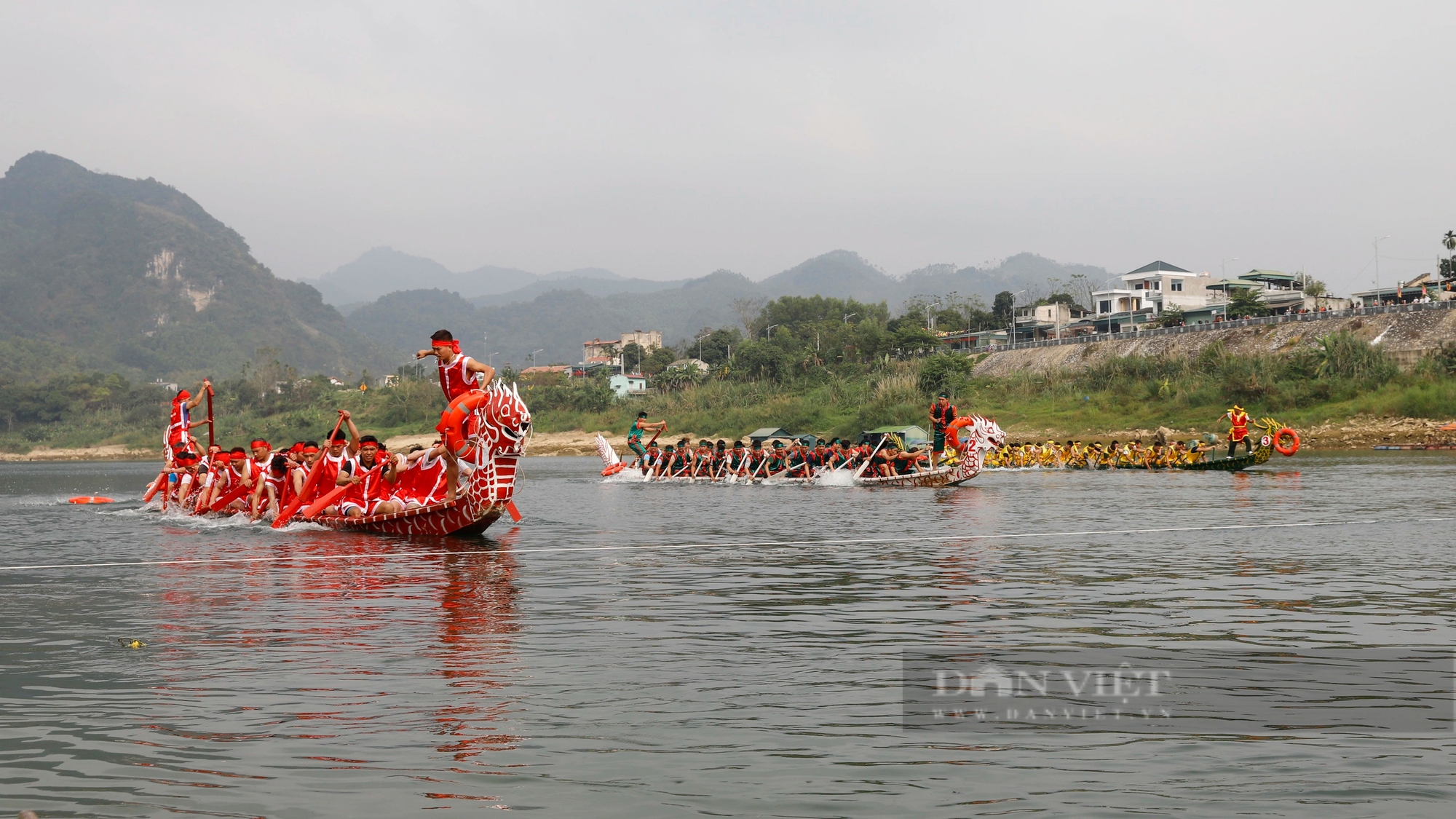 450 tay chải miền sơn cước gồng mình đua thuyền rồng trên sông Lô ở Tuyên Quang- Ảnh 2.
