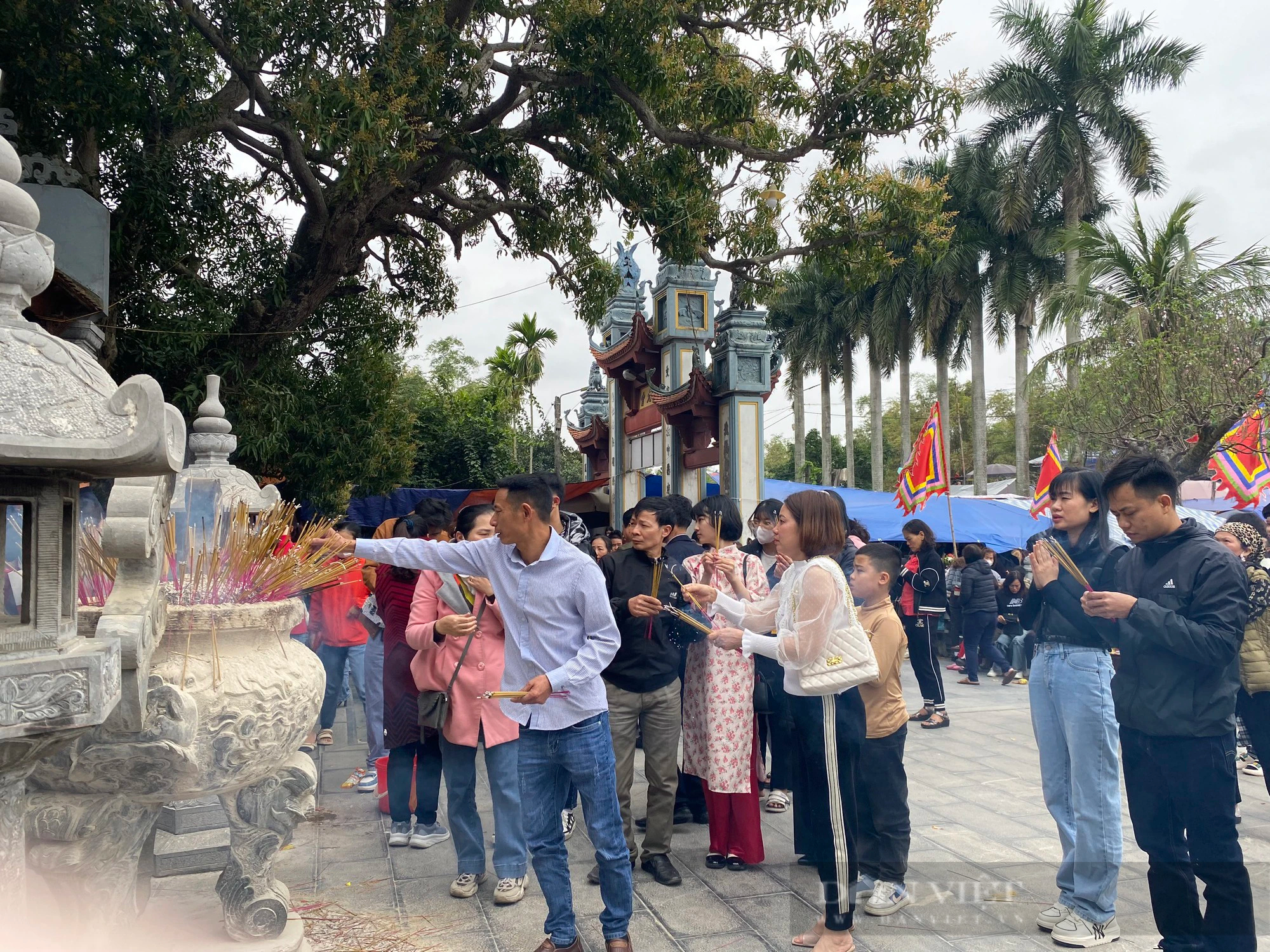 Thai Binh: Sea of ​​people flock to Quan temple to pray for fortune and fame - Photo 2.