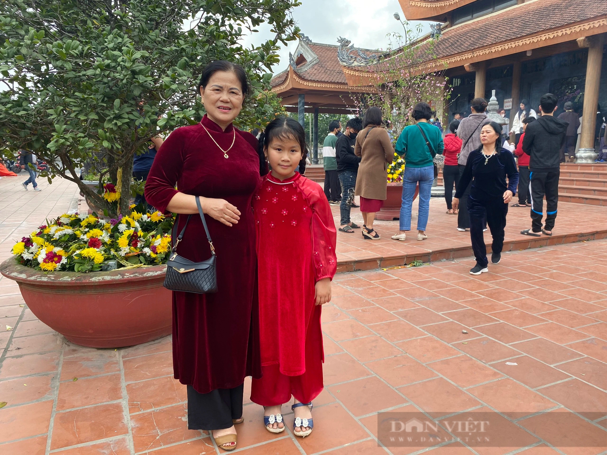 Thai Binh: Sea of ​​people flock to Quan temple to pray for fortune and fame - Photo 5.