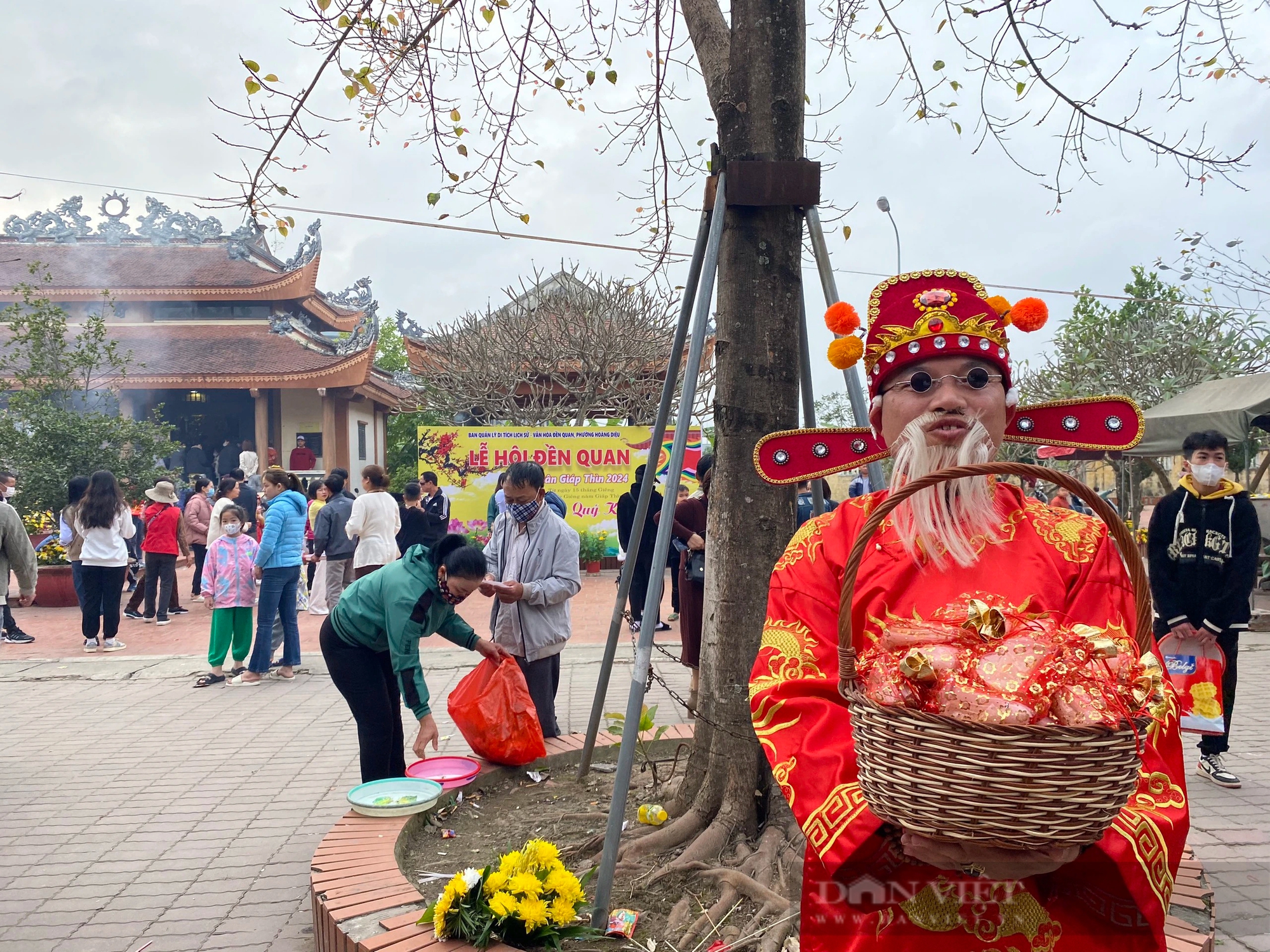 Thai Binh: Sea of ​​people flock to Quan temple to pray for fortune and fame - Photo 7.