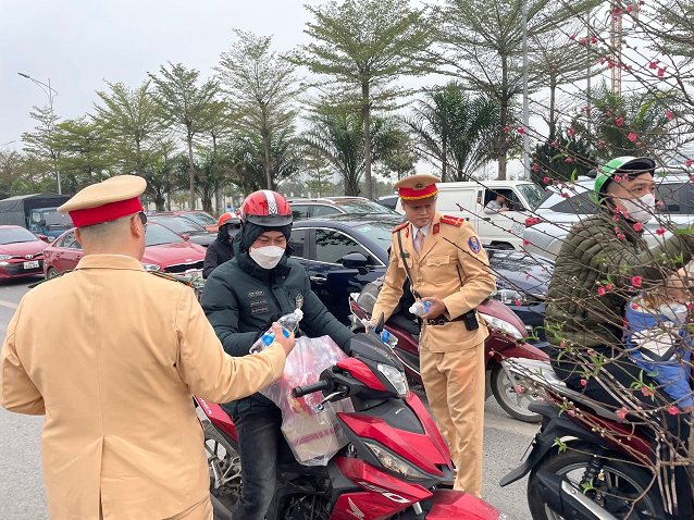 Cảnh sát Hà Nội khuyên người dân nên tránh đi vào giờ cao điểm khi trở lại Thủ đô- Ảnh 1.