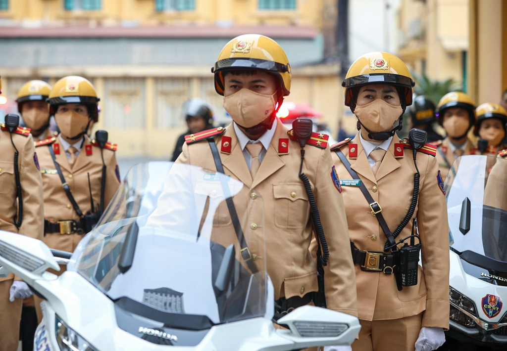 Cảnh sát Hà Nội khuyên người dân nên tránh đi vào giờ cao điểm khi trở lại Thủ đô- Ảnh 2.