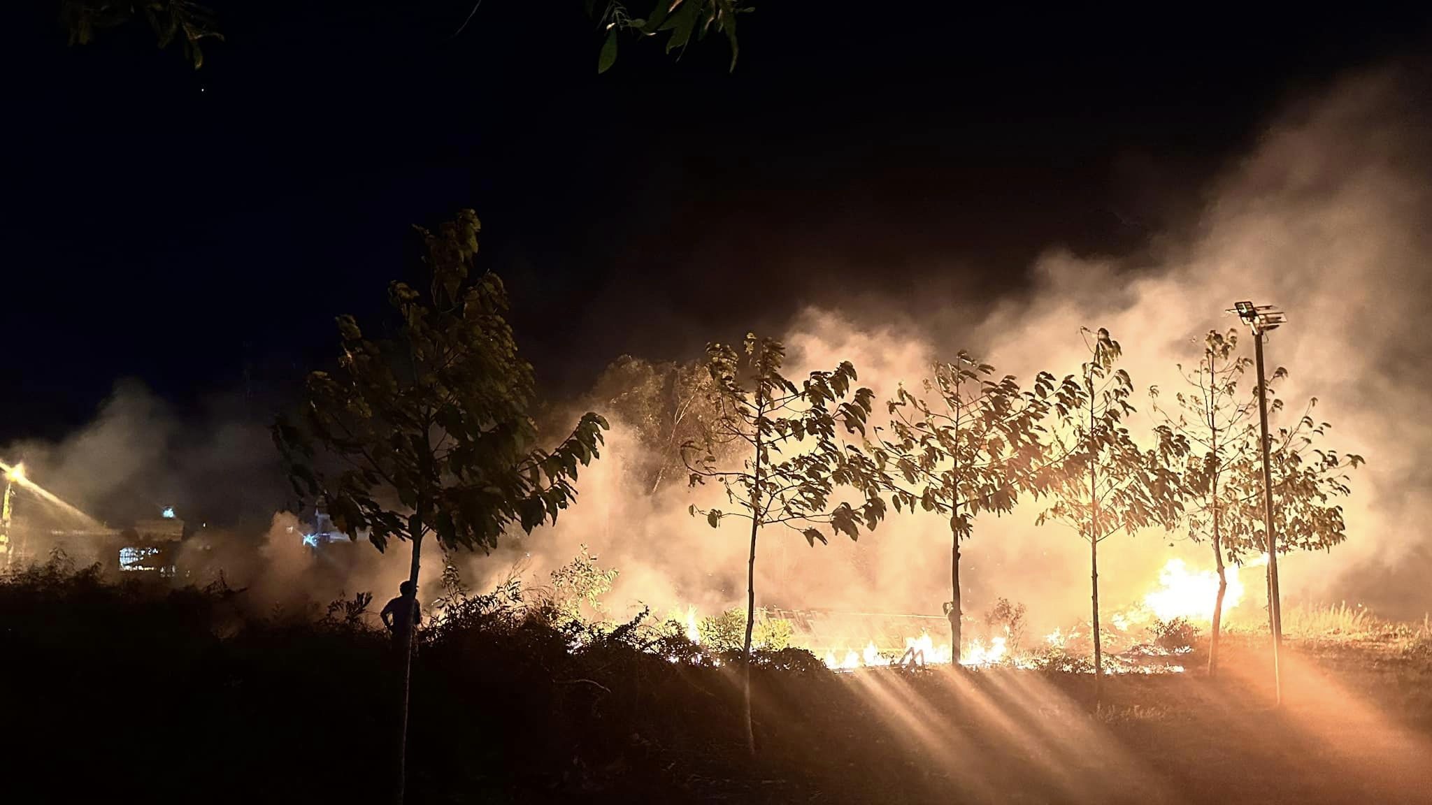 Cháy trong khuôn viên Trung tâm bảo trợ xã hội tổng hợp tỉnh Bình Thuận tối mùng 4 Tết Giáp Thìn - Ảnh 1.