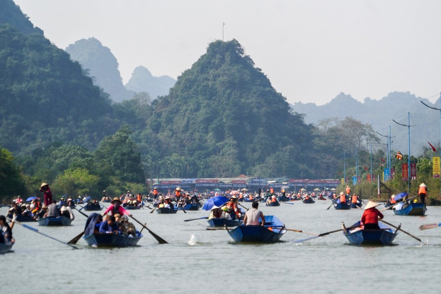 Hình ảnh báo chí 24h: Chùa Hương ra sao người trước ngày khai hội?- Ảnh 2.