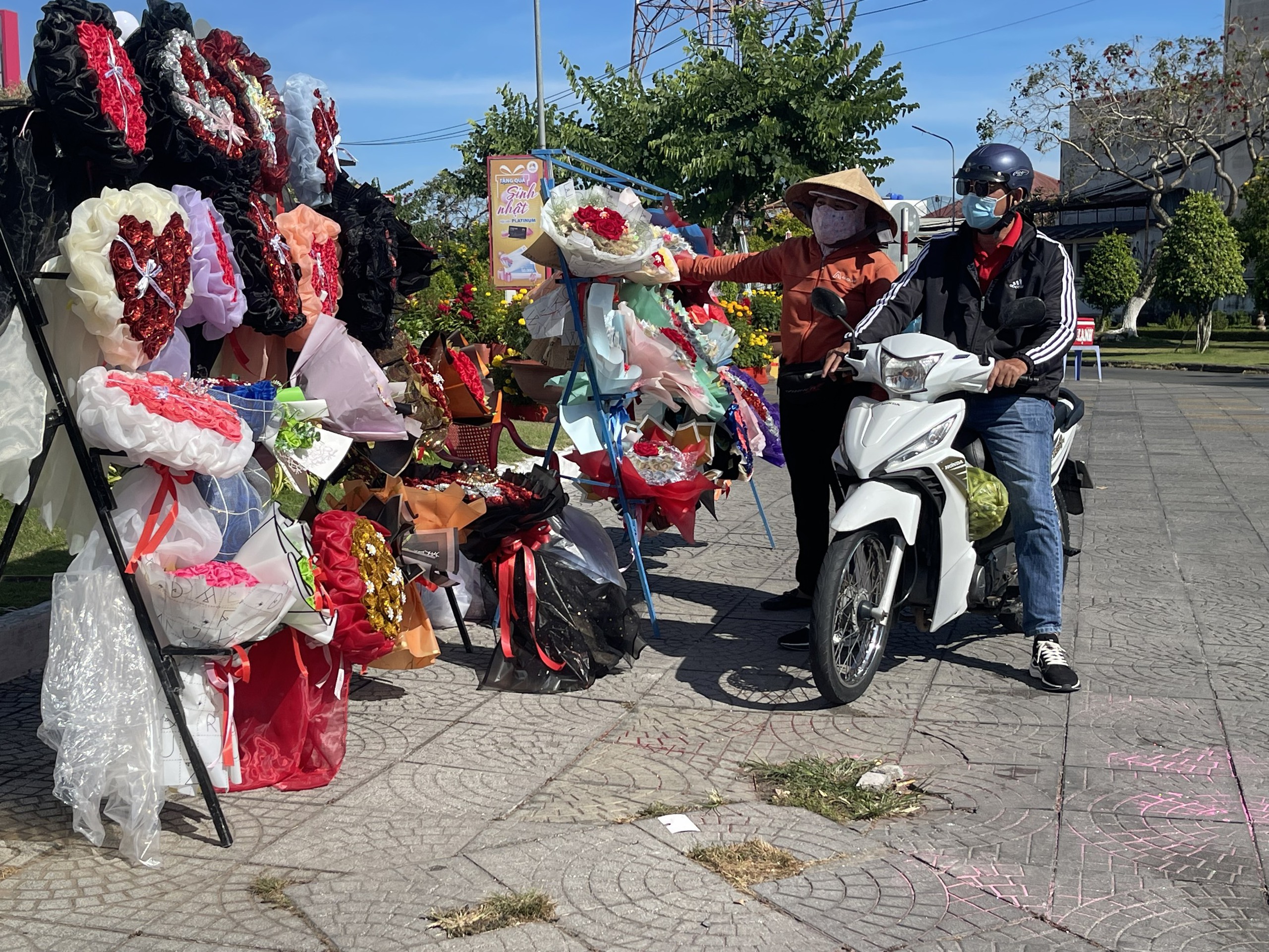Quà tặng Valentine 2024: "Hoa tiền" vẫn tràn ngập đường phố nhưng không tìm được khách mua- Ảnh 7.