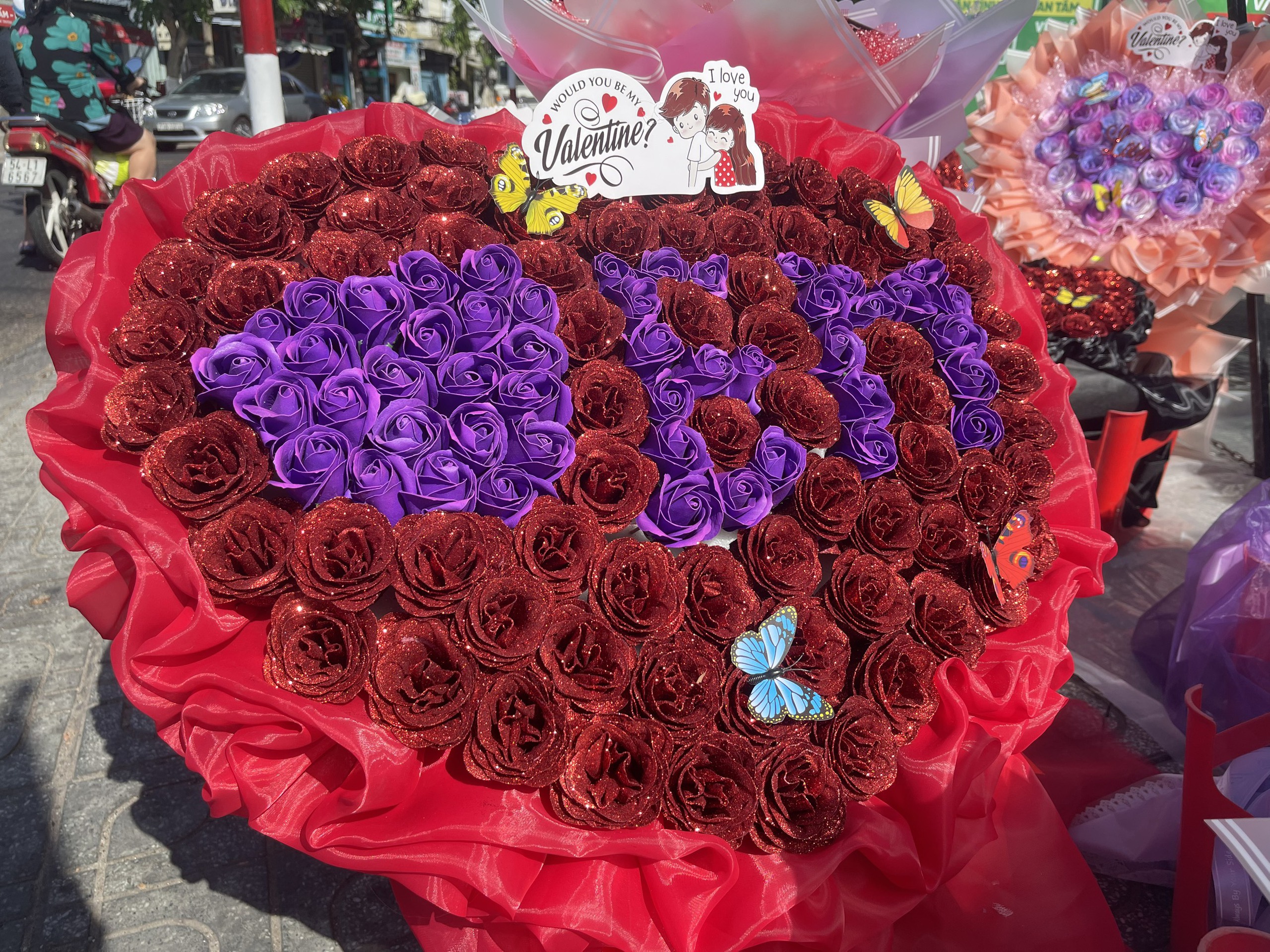 Quà tặng Valentine 2024: "Hoa tiền" vẫn tràn ngập đường phố nhưng không tìm được khách mua- Ảnh 4.