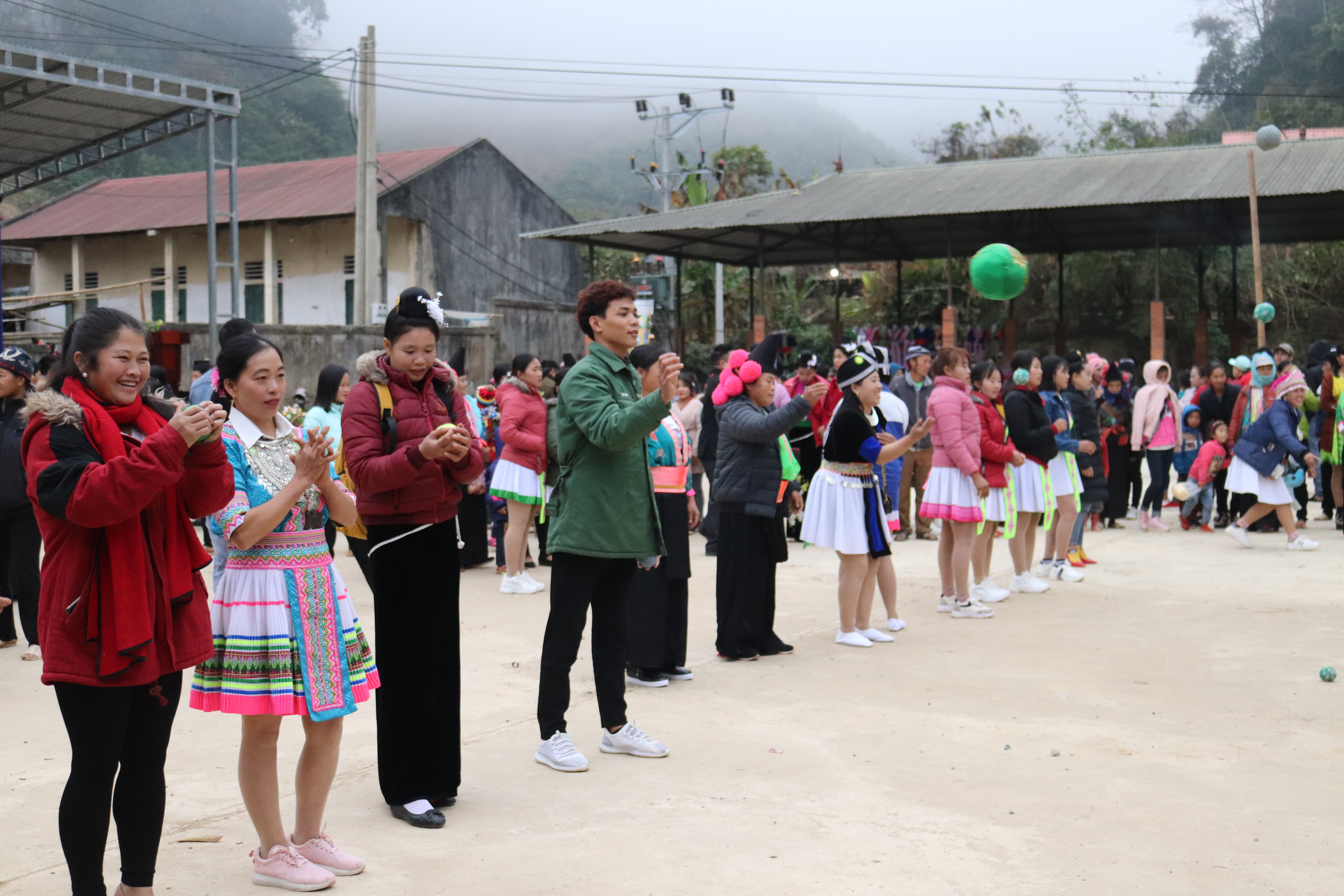 Sơn La: Nam thanh nữ tú người Mông í ới gọi nhau đi "pó po"- Ảnh 1.