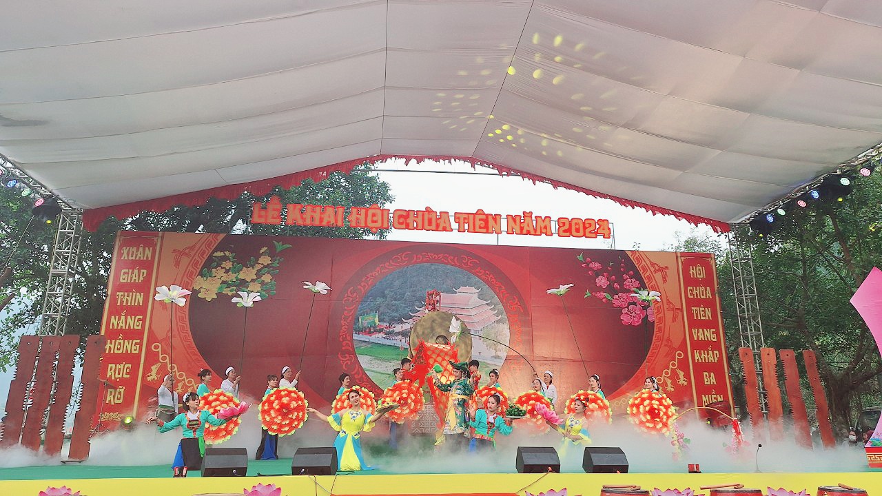 Lễ khai hội Chùa Tiên ở Hòa Bình thu hút hàng nghìn du khách thập phương- Ảnh 1.