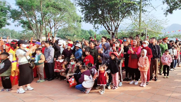 Lễ khai hội Chùa Tiên ở Hòa Bình thu hút hàng nghìn du khách thập phương- Ảnh 5.