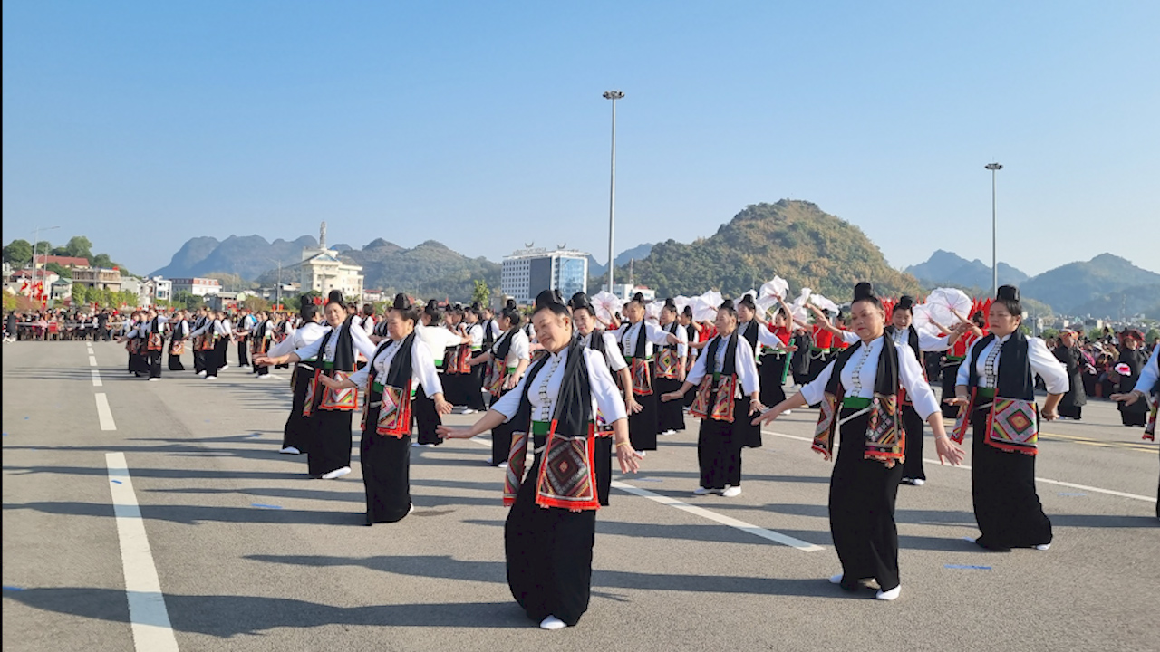 Son La: More than 1,000 artisans and actors perform the Spring Festival offering to Uncle Ho - Photo 4.