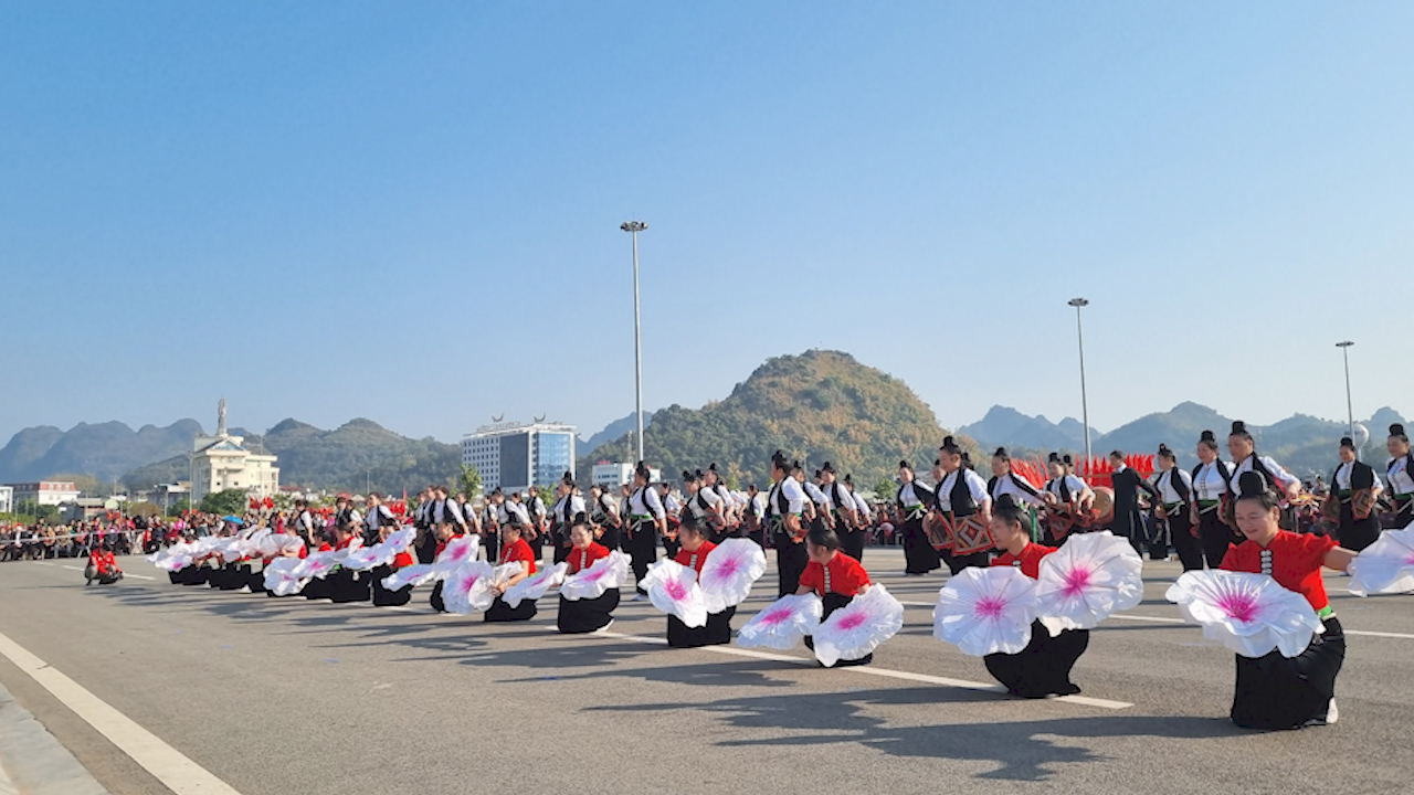 Son La: More than 1,000 artisans and actors perform the Spring Festival offering to Uncle Ho - Photo 3.