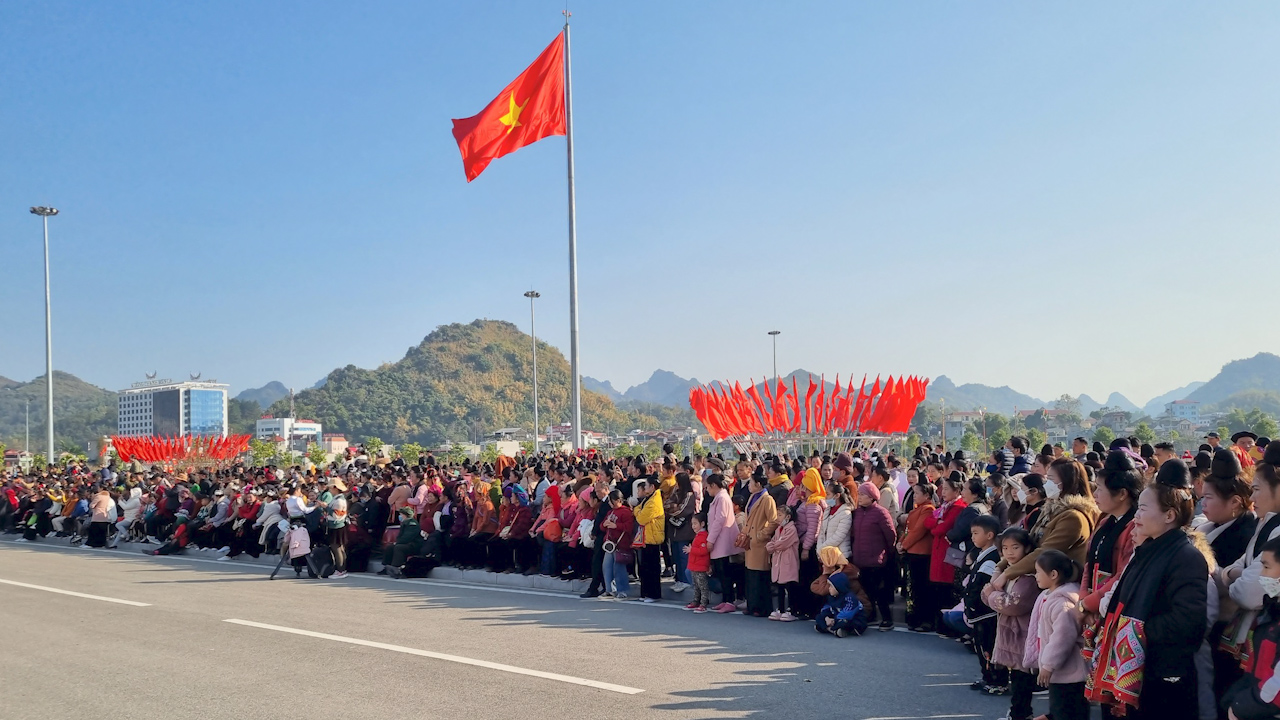 Son La: More than 1,000 artisans and actors perform the Spring Festival offering to Uncle Ho - Photo 6.