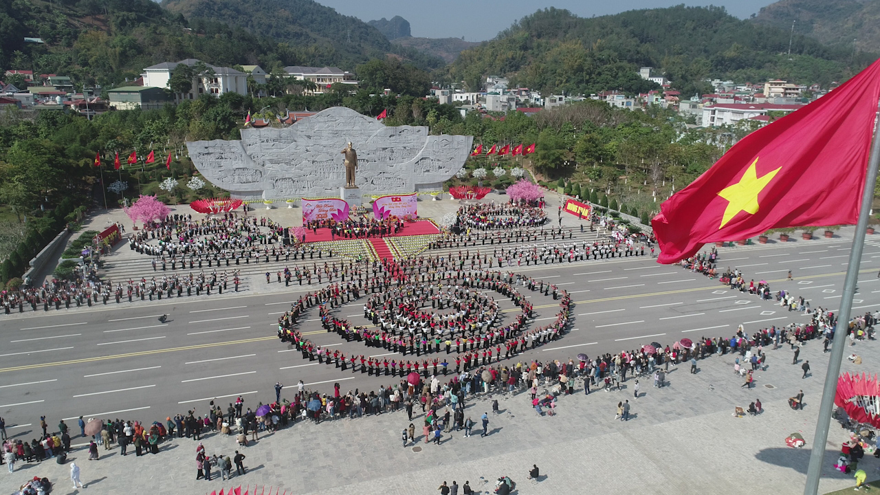 Son La: More than 1,000 artisans and actors perform the Spring Festival offering to Uncle Ho - Photo 8.