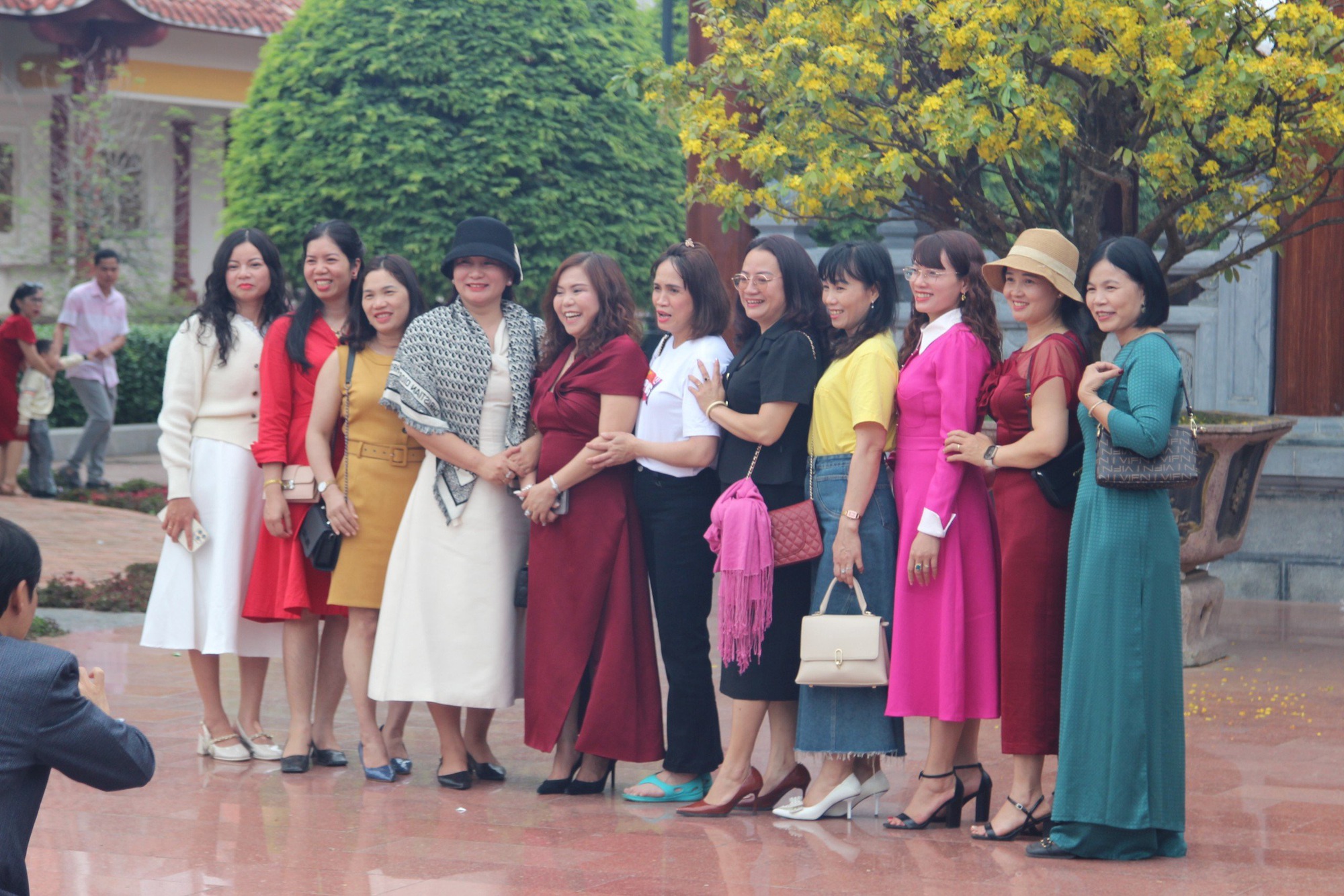 A stream of people flocked to Quang Trung museum 