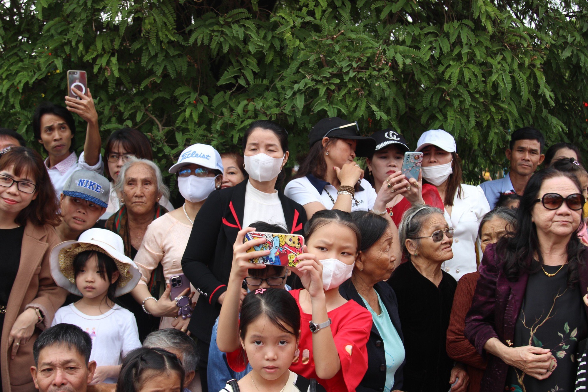 A stream of people flocked to Quang Trung museum 