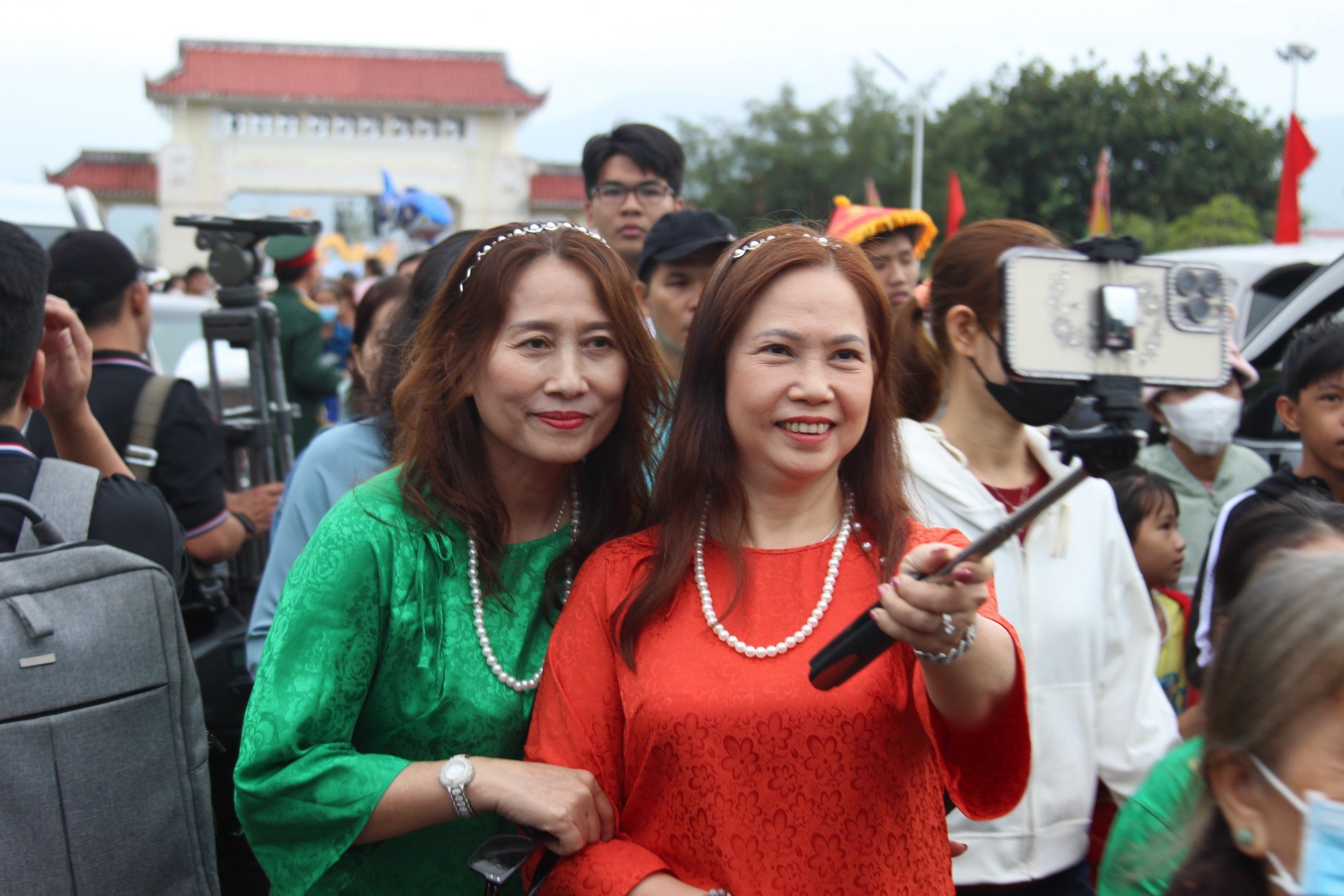 A stream of people flocked to Quang Trung museum 