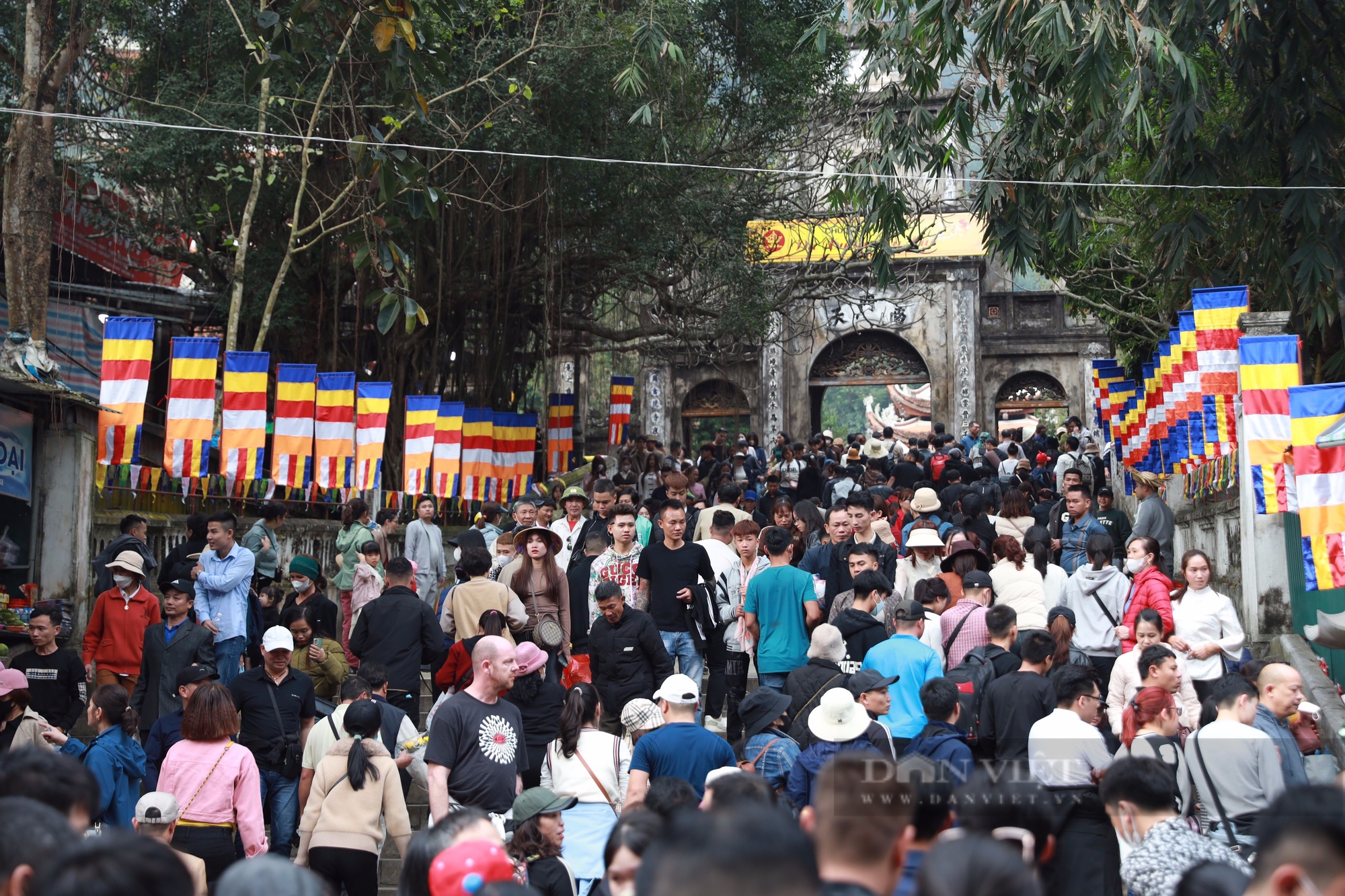 Tắc nghẹt lối lên cáp treo trước ngày khai hội chùa Hương, nhiều du khách mua vé "bỏ cuộc"- Ảnh 1.