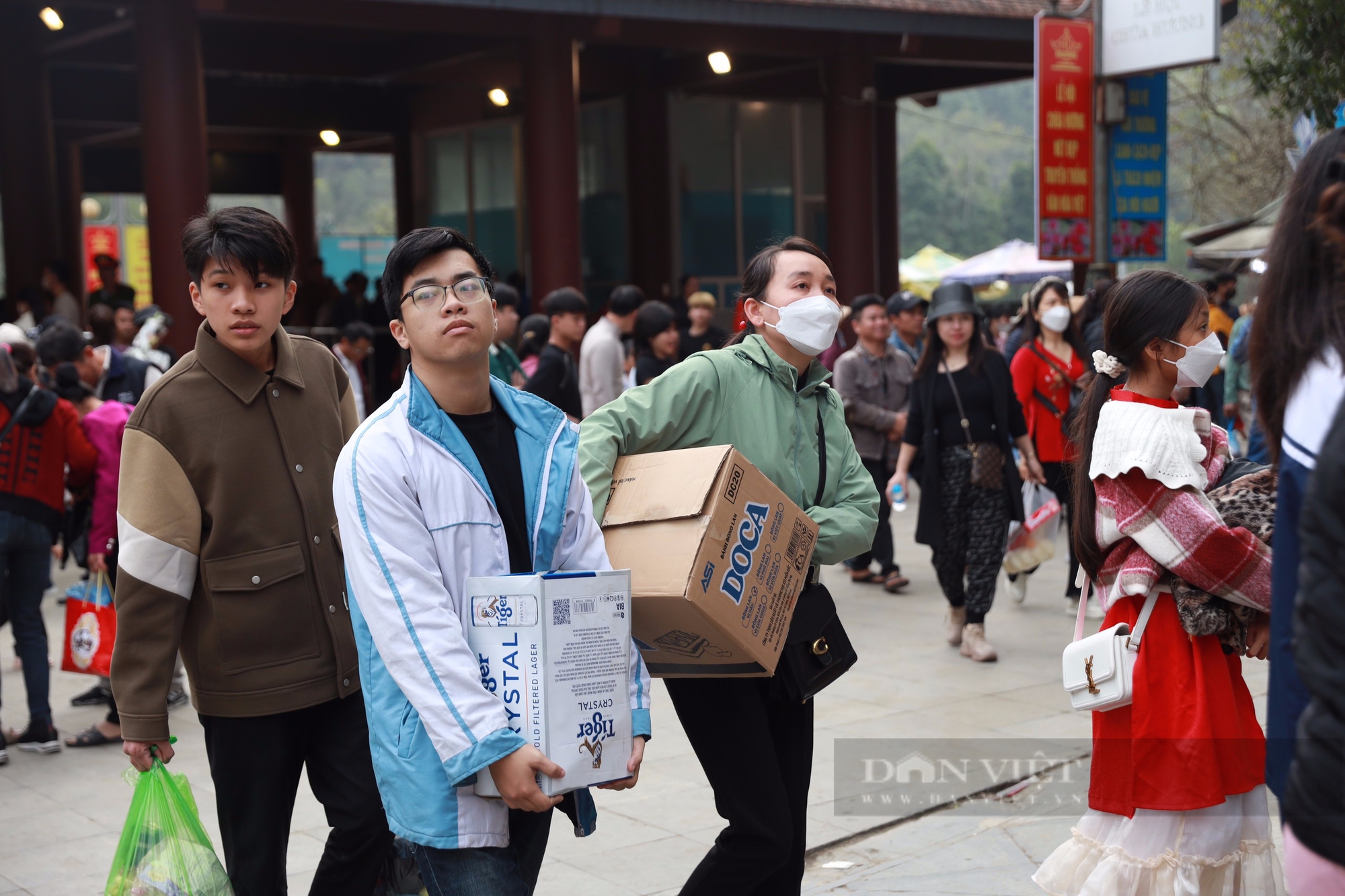 Tắc nghẹt lối lên cáp treo trước ngày khai hội chùa Hương, nhiều du khách mua vé "bỏ cuộc"- Ảnh 2.