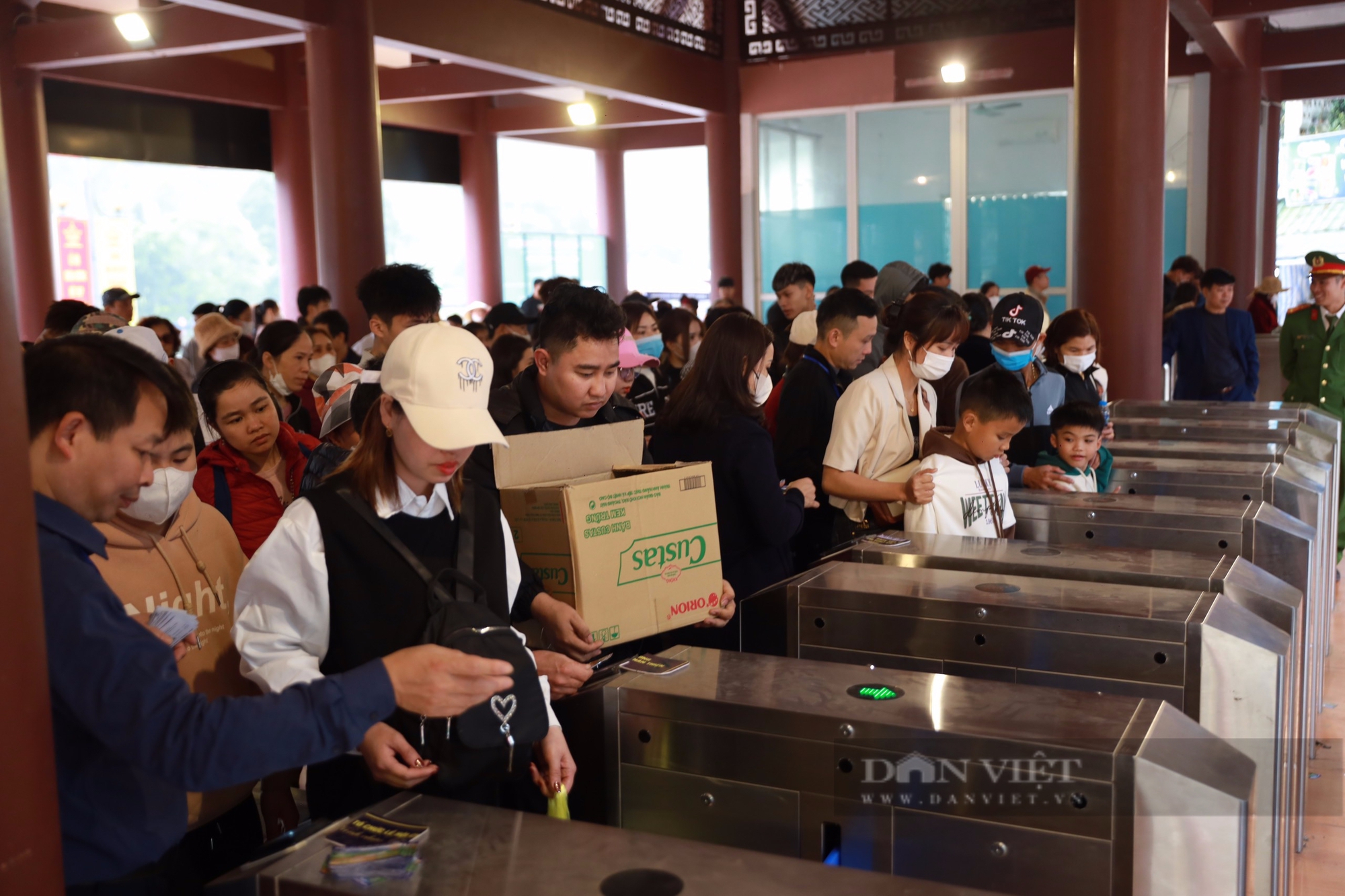 Tắc nghẹt lối lên cáp treo trước ngày khai hội chùa Hương, nhiều du khách mua vé "bỏ cuộc"- Ảnh 3.