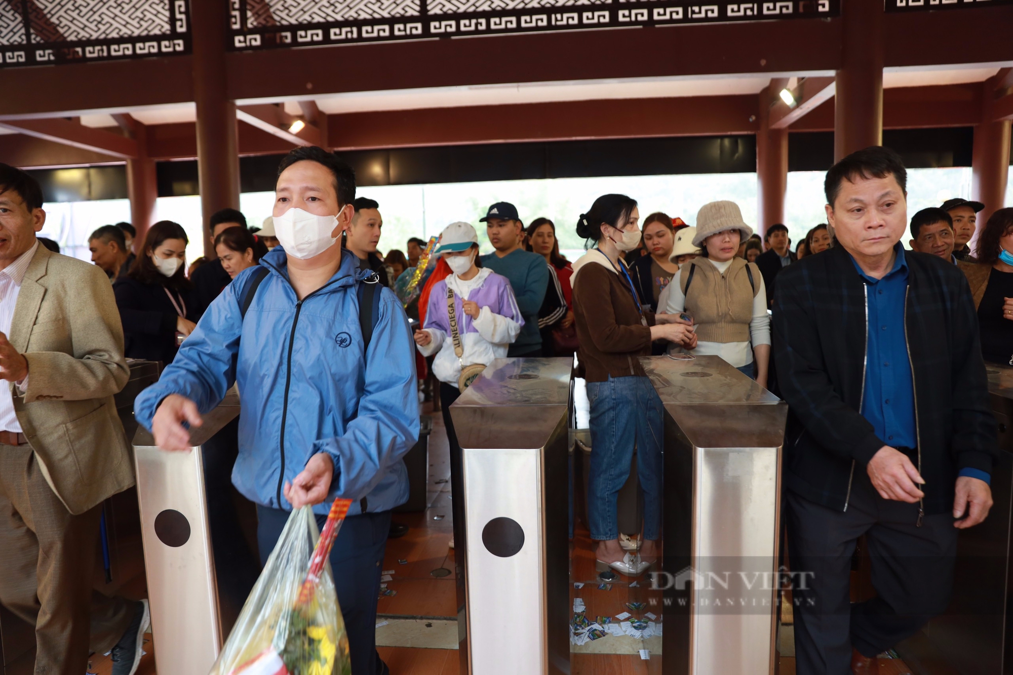 Tắc nghẹt lối lên cáp treo trước ngày khai hội chùa Hương, nhiều du khách mua vé "bỏ cuộc"- Ảnh 4.