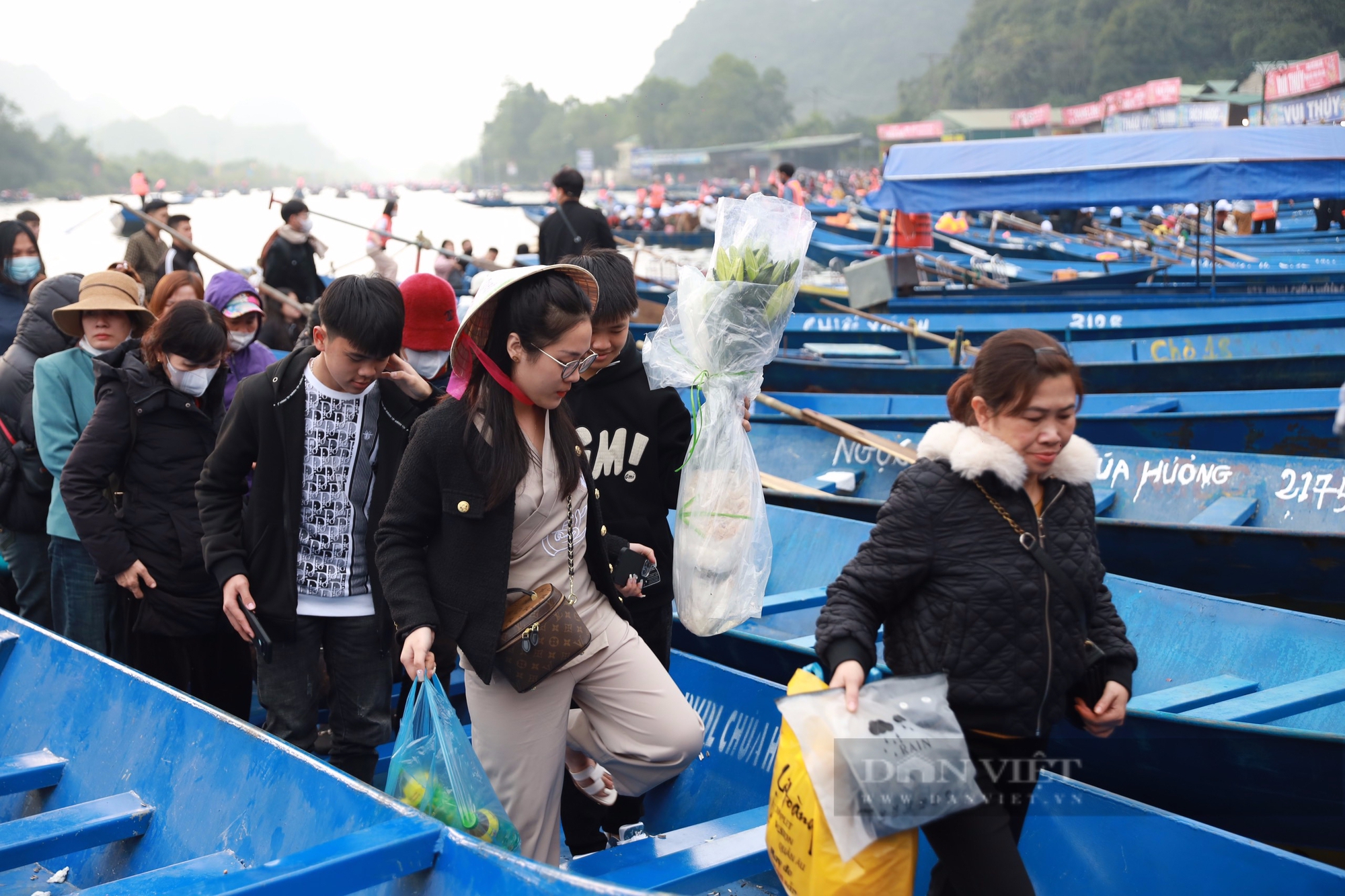 Tắc nghẹt lối lên cáp treo trước ngày khai hội chùa Hương, nhiều du khách mua vé "bỏ cuộc"- Ảnh 7.