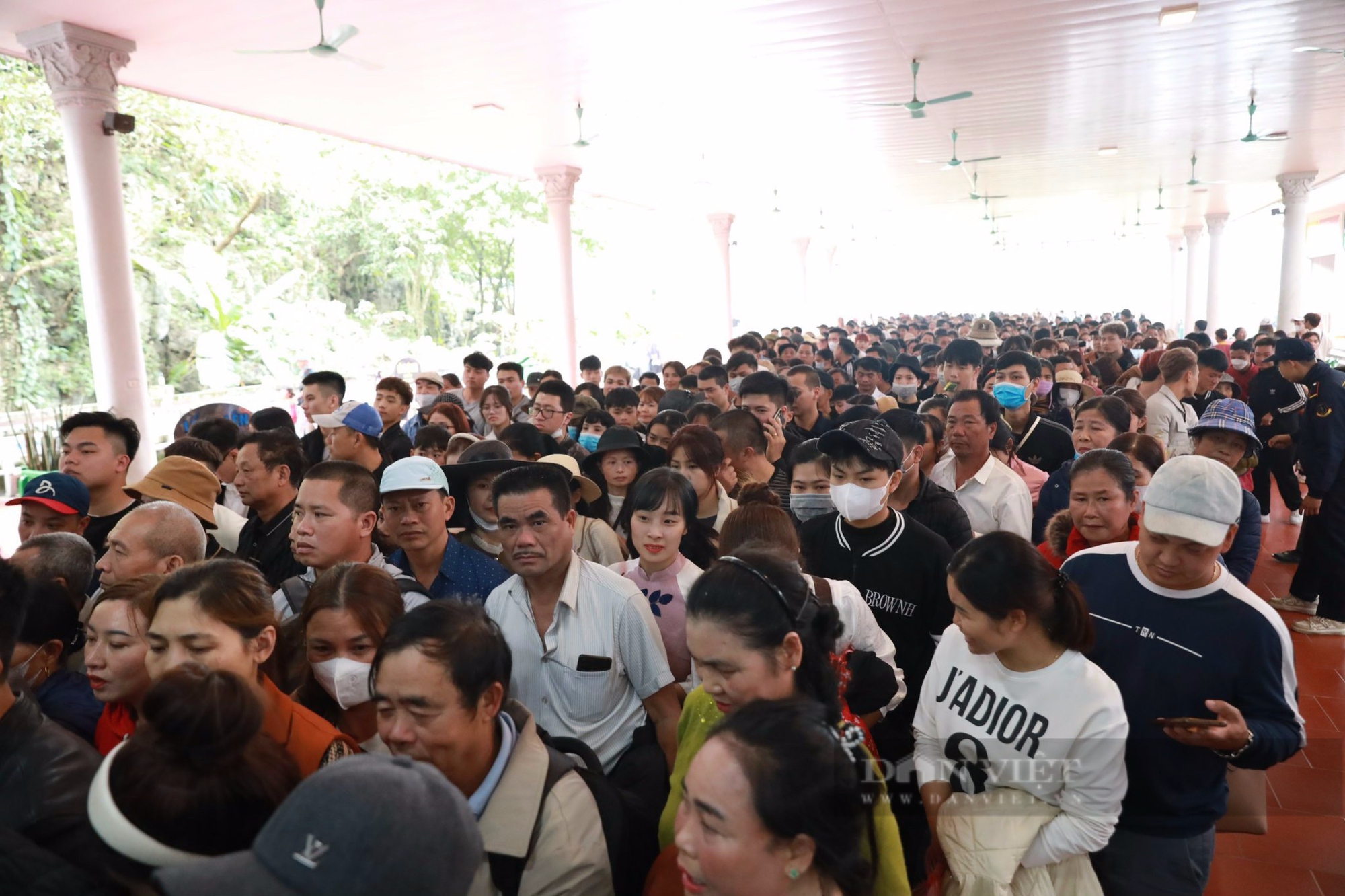 Tắc nghẹt lối lên cáp treo trước ngày khai hội chùa Hương, nhiều du khách mua vé "bỏ cuộc"- Ảnh 8.