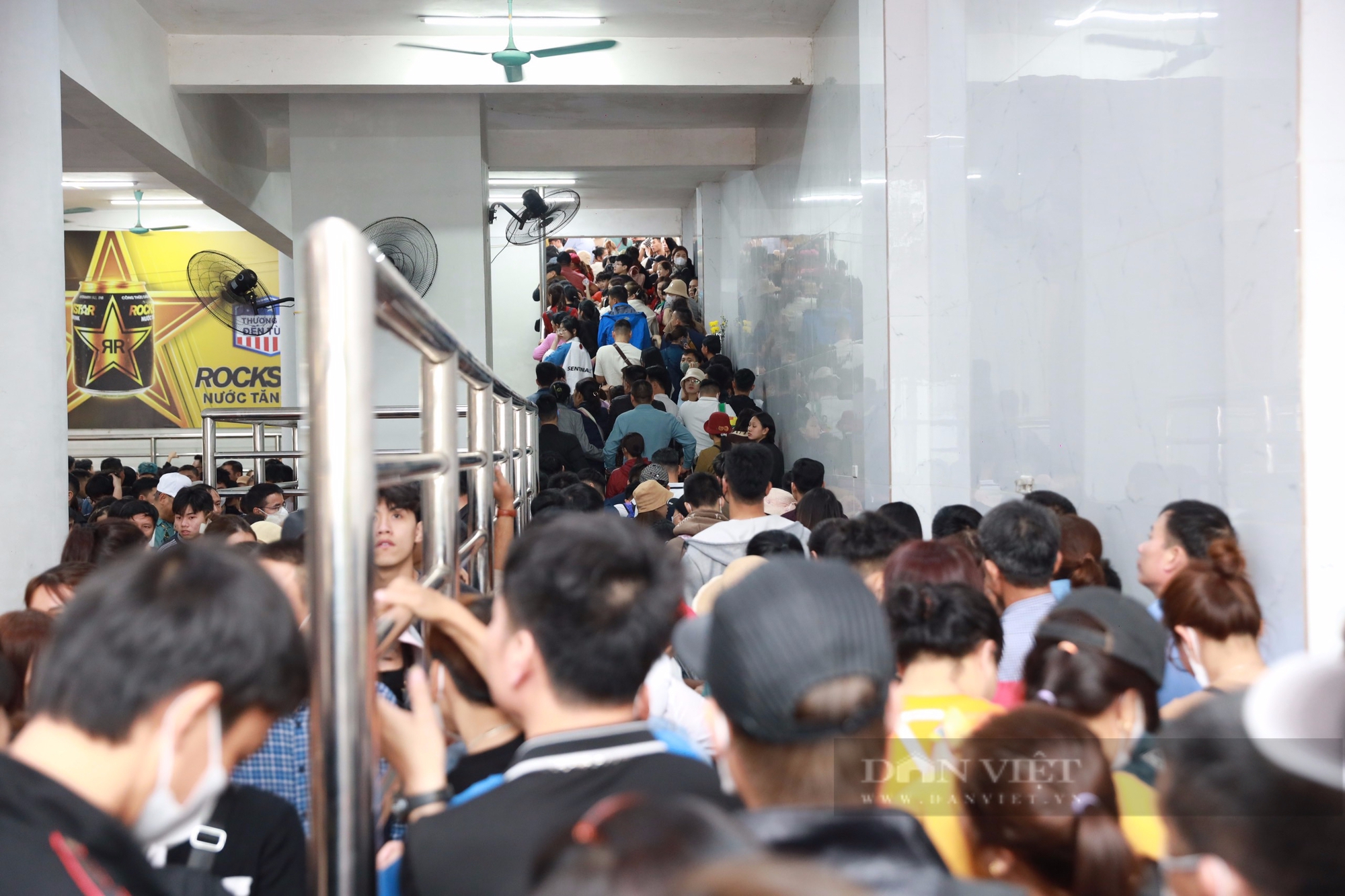 Tắc nghẹt lối lên cáp treo trước ngày khai hội chùa Hương, nhiều du khách mua vé "bỏ cuộc"- Ảnh 9.