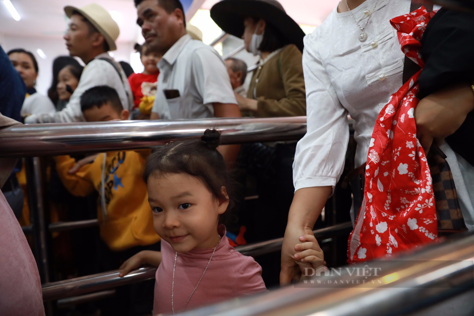 Tắc nghẹt lối lên cáp treo trước ngày khai hội chùa Hương, nhiều du khách mua vé "bỏ cuộc"- Ảnh 10.