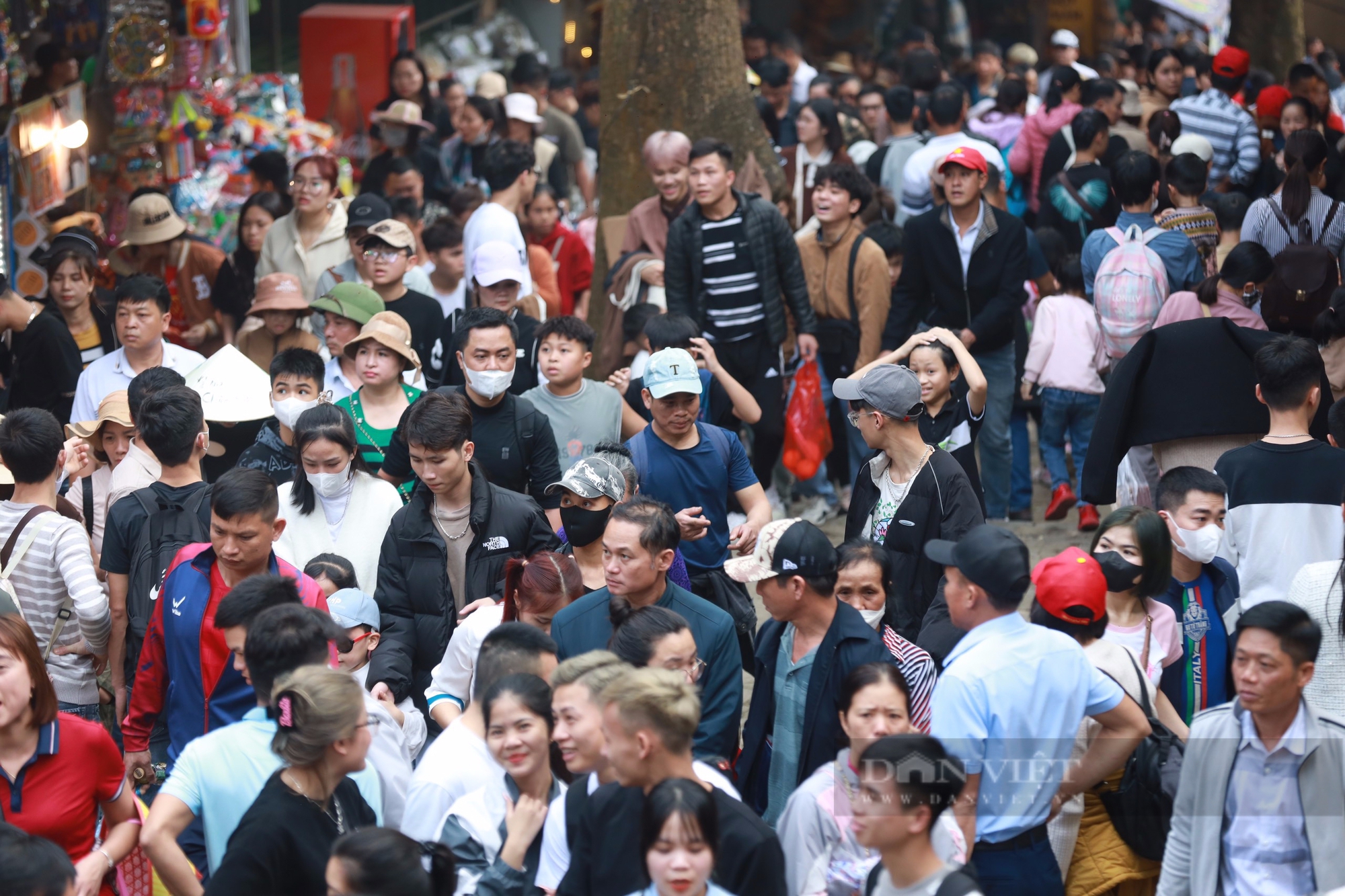 Tắc nghẹt lối lên cáp treo trước ngày khai hội chùa Hương, nhiều du khách mua vé "bỏ cuộc"- Ảnh 13.