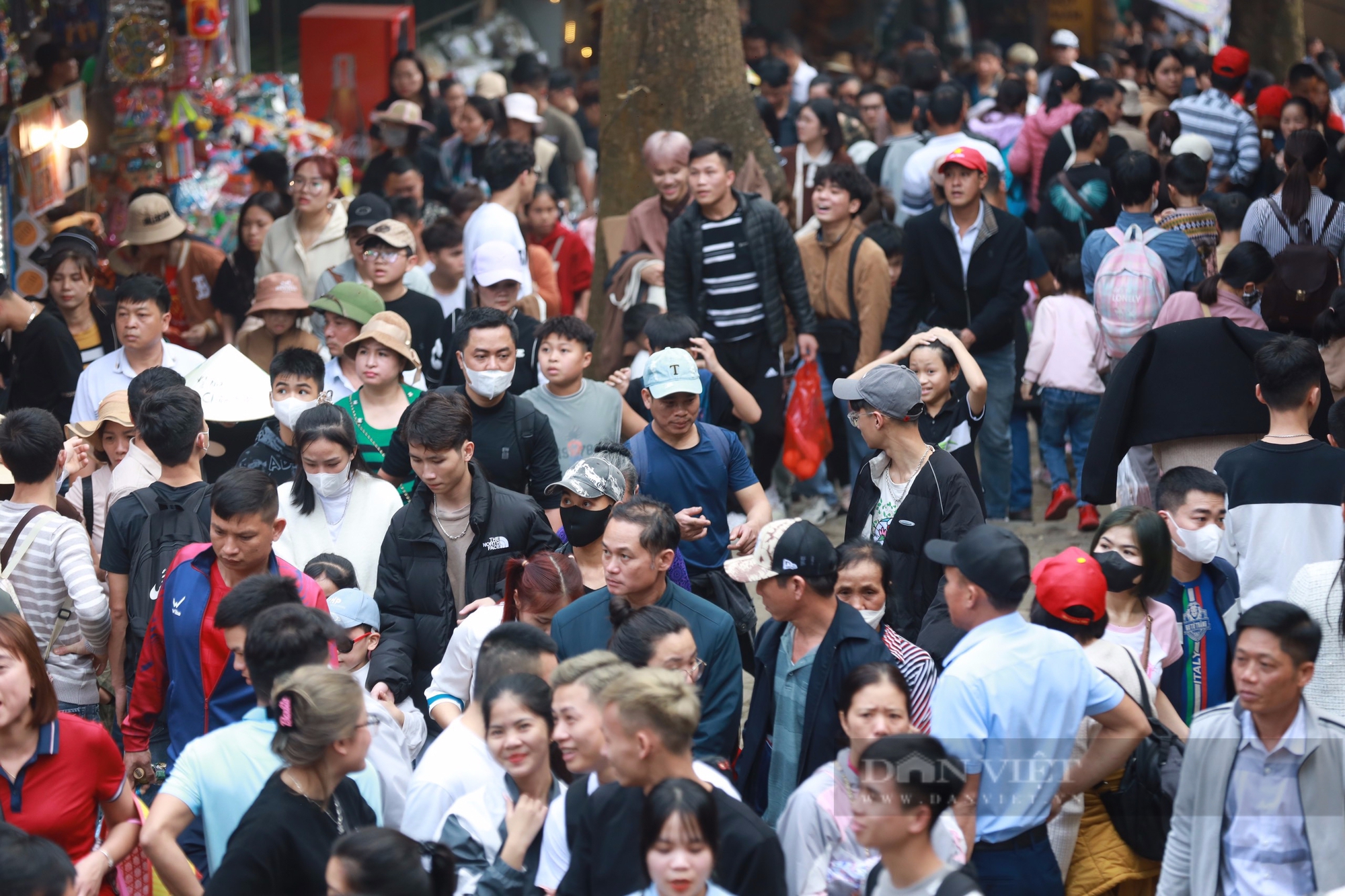 The entrance to the cable car was clogged before the opening day of the Perfume Pagoda festival, many tourists bought tickets 