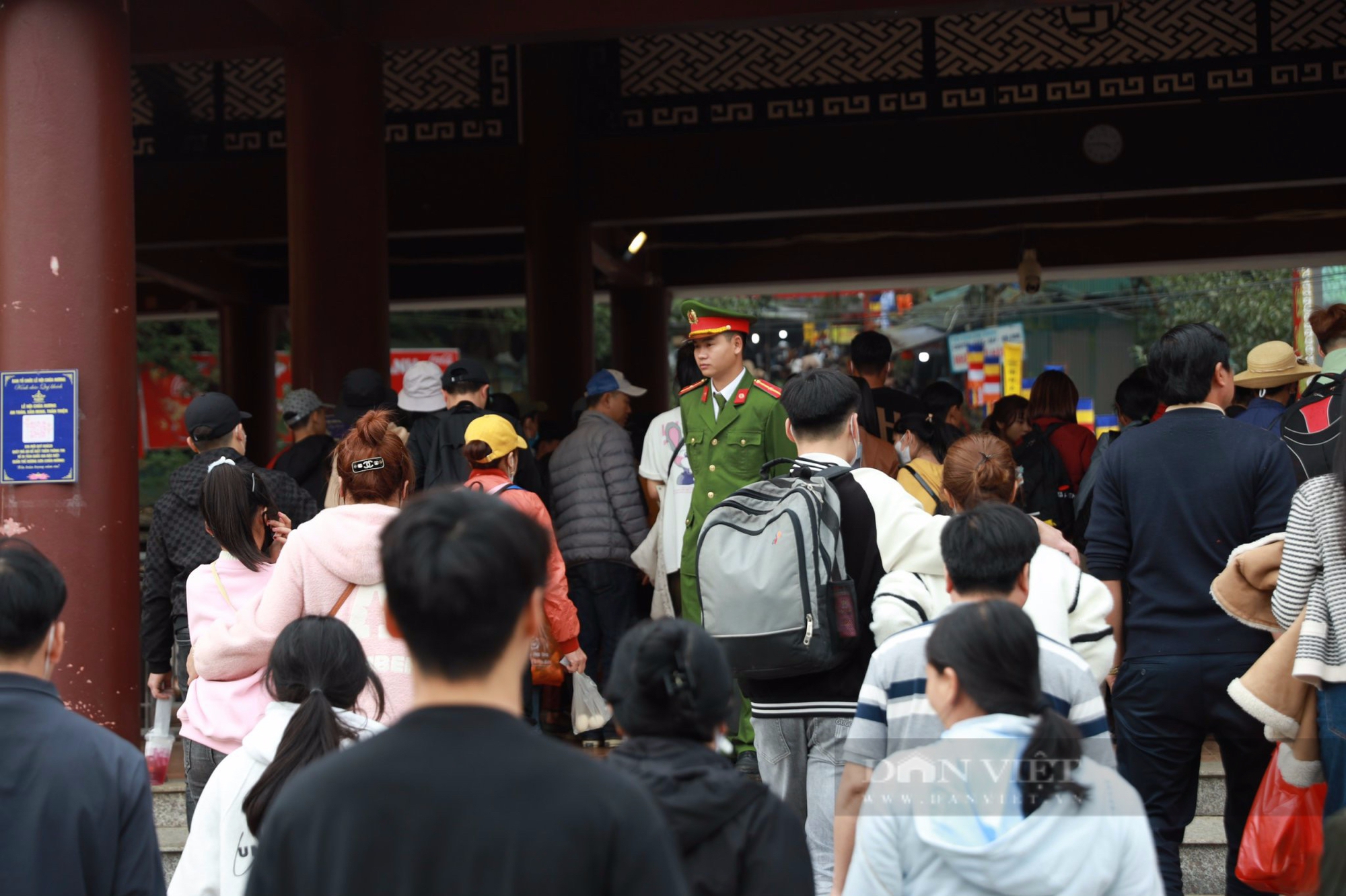 Tắc nghẹt lối lên cáp treo trước ngày khai hội chùa Hương, nhiều du khách mua vé "bỏ cuộc"- Ảnh 14.