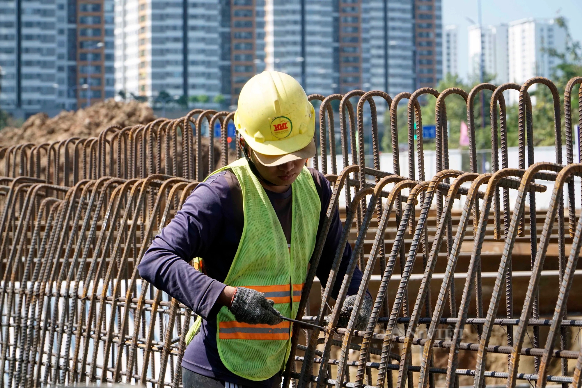 Workers in the sun and sweat on the construction site during the Tet holiday - Photo 4.