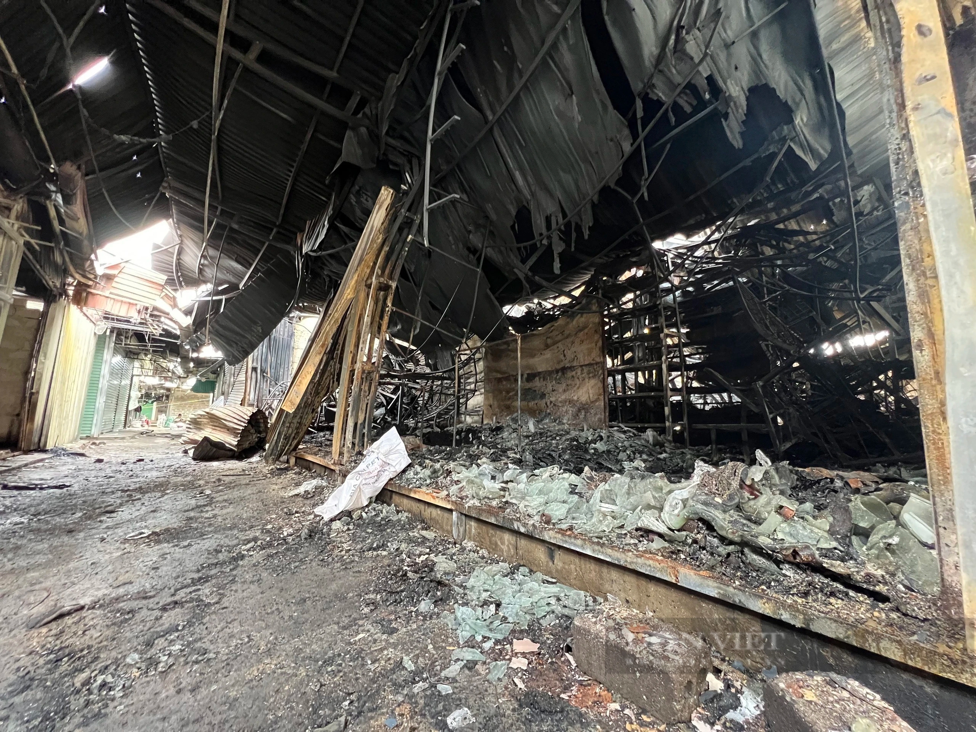Khung cảnh tan hoang sau vụ cháy chợ Hàng Trạm, Hòa Bình- Ảnh 4.