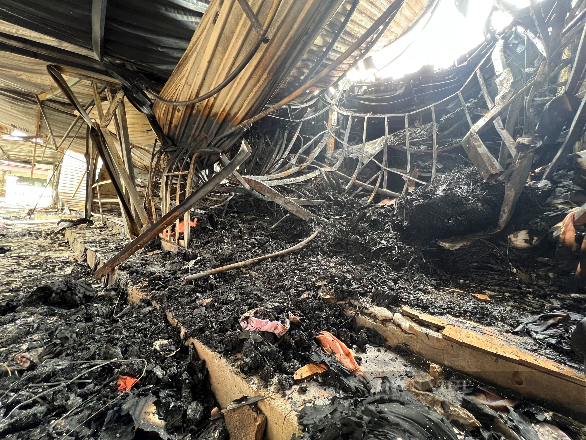 Khung cảnh tan hoang sau vụ cháy chợ Hàng Trạm, Hòa Bình- Ảnh 5.