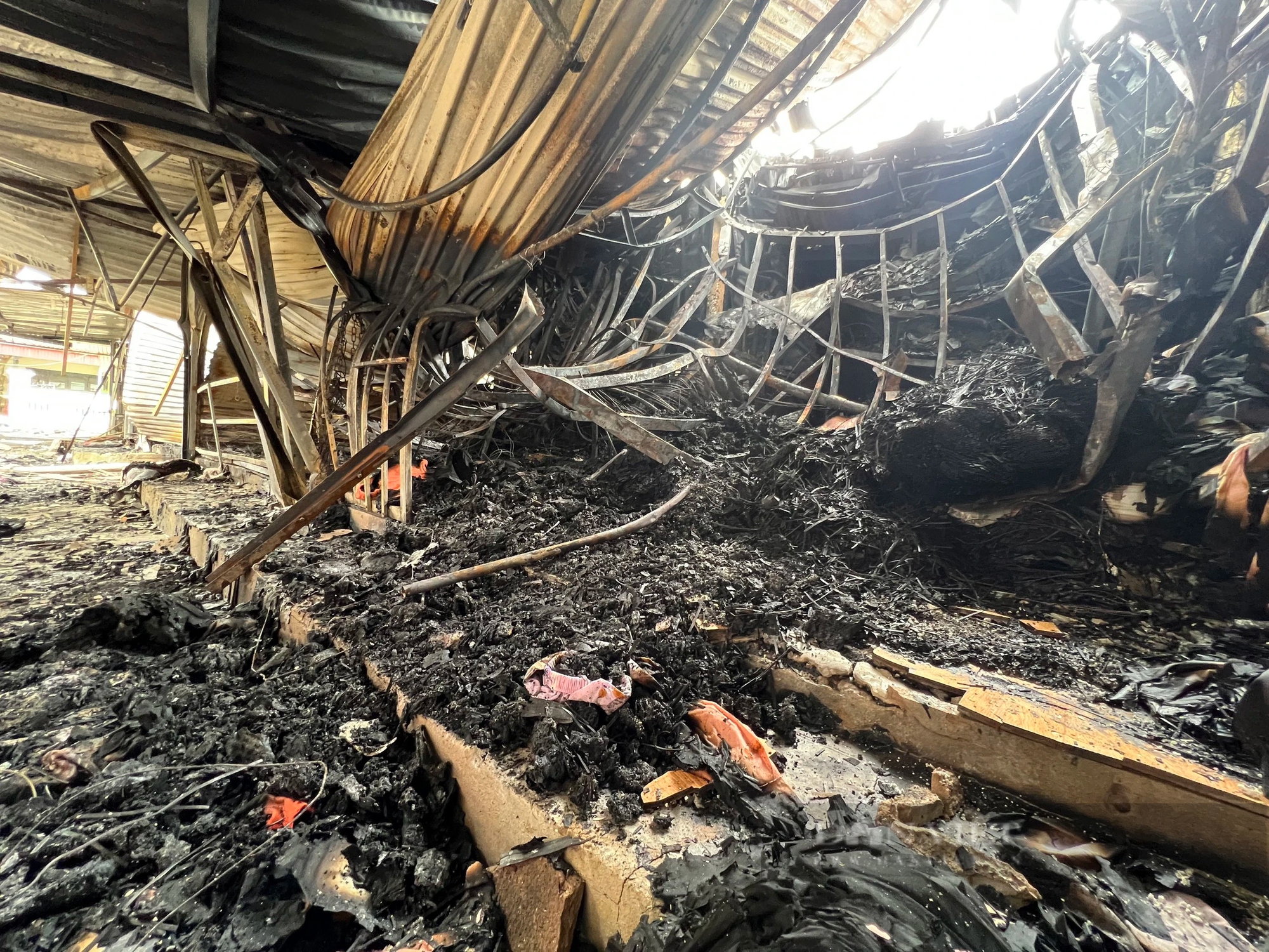 Khung cảnh tan hoang sau vụ cháy chợ Hàng Trạm, Hòa Bình- Ảnh 7.
