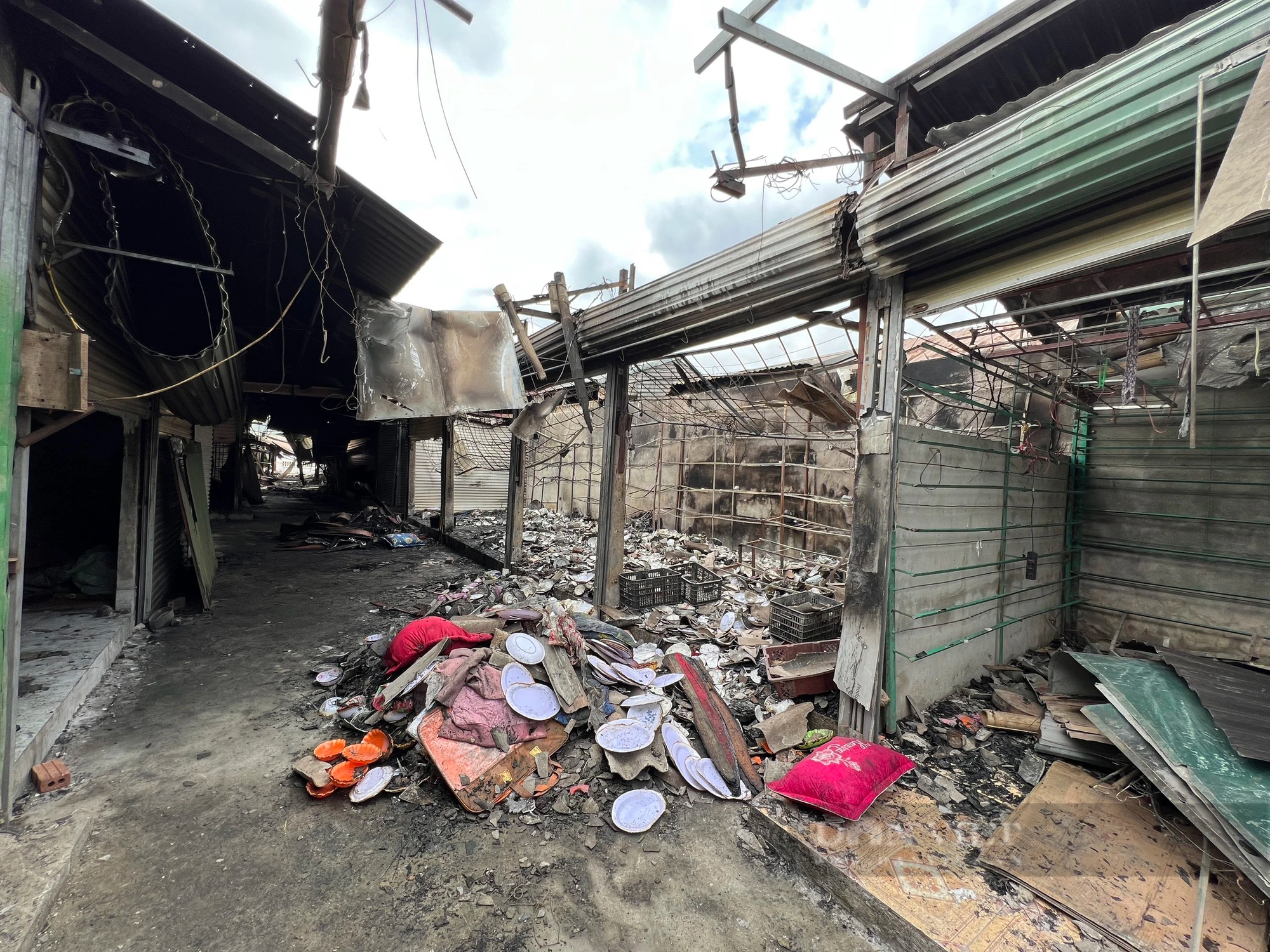 Khung cảnh tan hoang sau vụ cháy chợ Hàng Trạm, Hòa Bình- Ảnh 9.