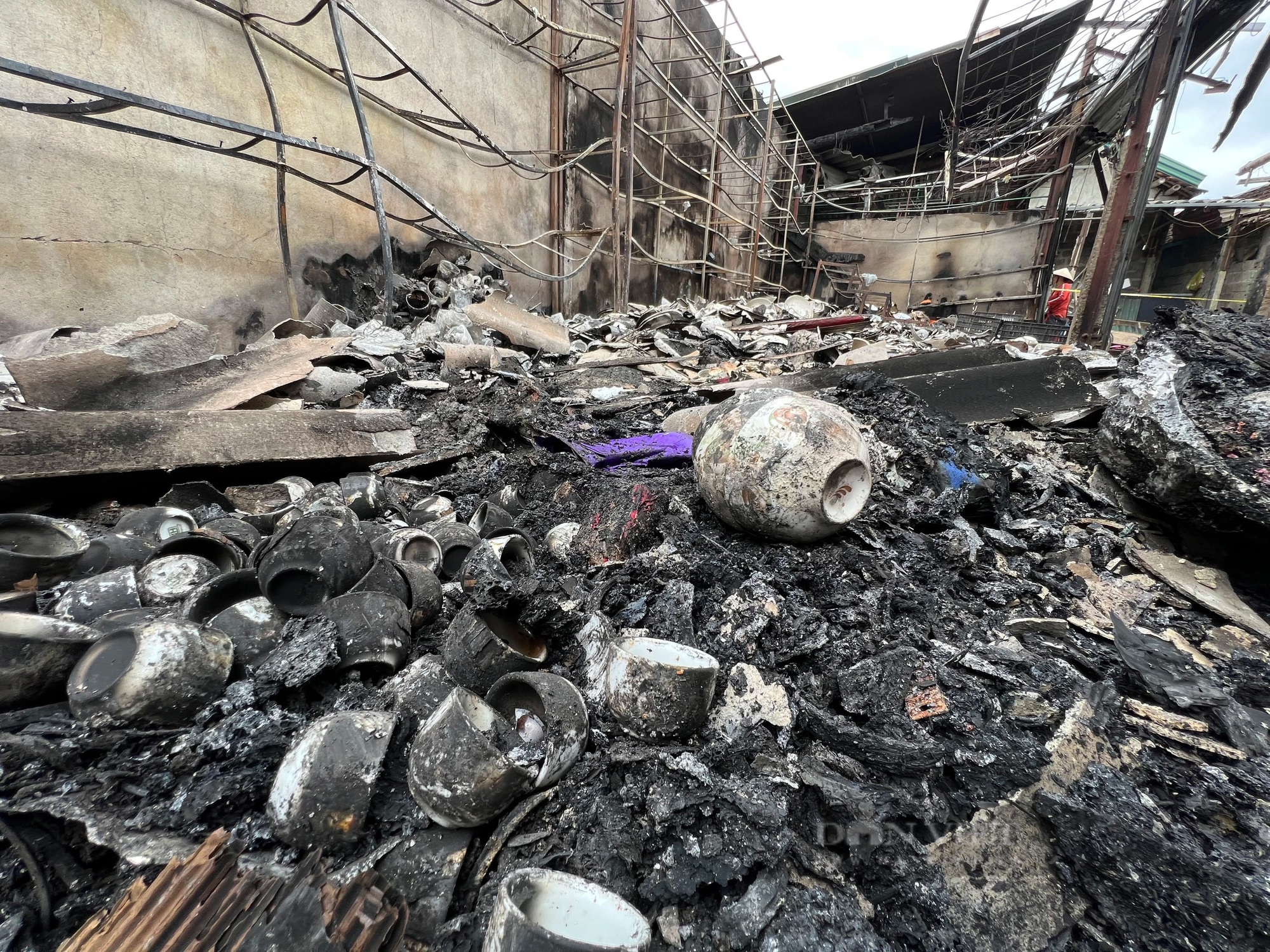 Khung cảnh tan hoang sau vụ cháy chợ Hàng Trạm, Hòa Bình- Ảnh 10.