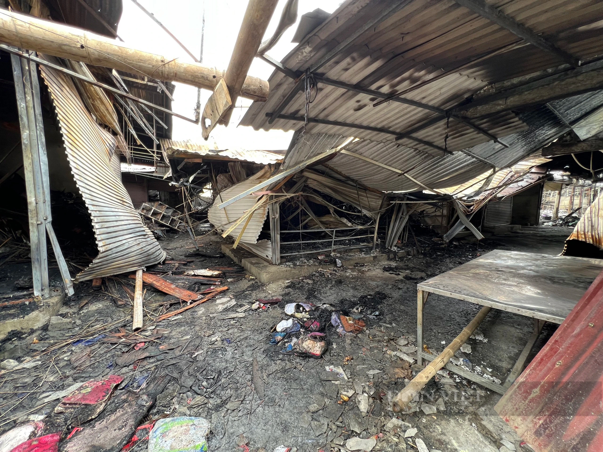 Khung cảnh tan hoang sau vụ cháy chợ Hàng Trạm, Hòa Bình- Ảnh 13.