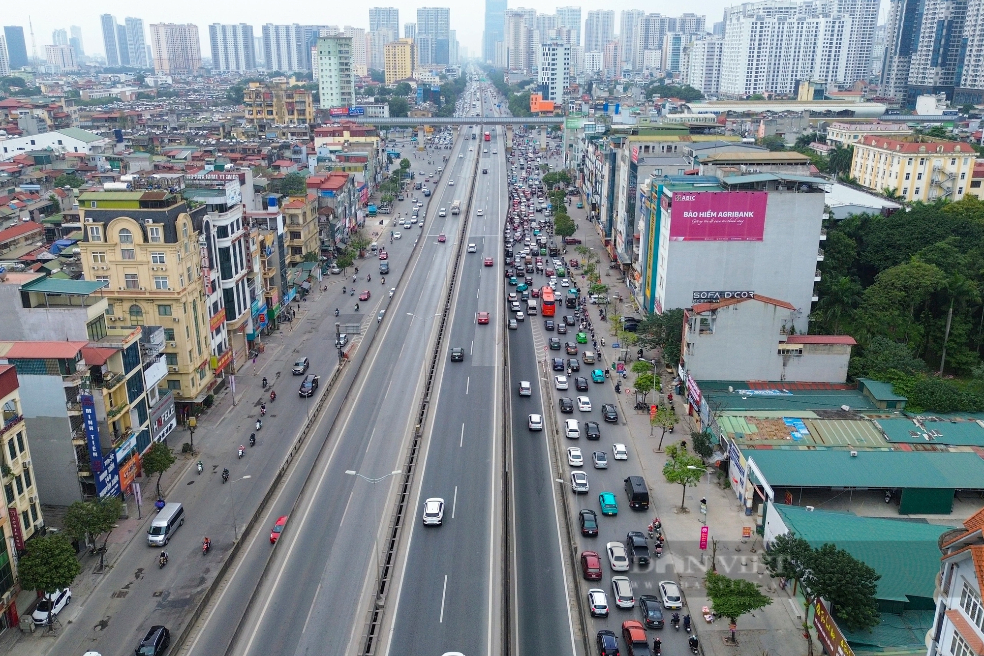 Hàng đoàn người ùn ùn nối đuôi nhau trở lại Hà Nội sau kỳ nghỉ Tết Nguyên đán 2024- Ảnh 1.