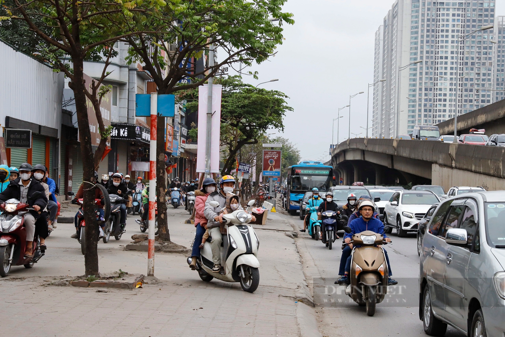 Hàng đoàn người ùn ùn nối đuôi nhau trở lại Hà Nội sau kỳ nghỉ Tết Nguyên đán 2024- Ảnh 3.