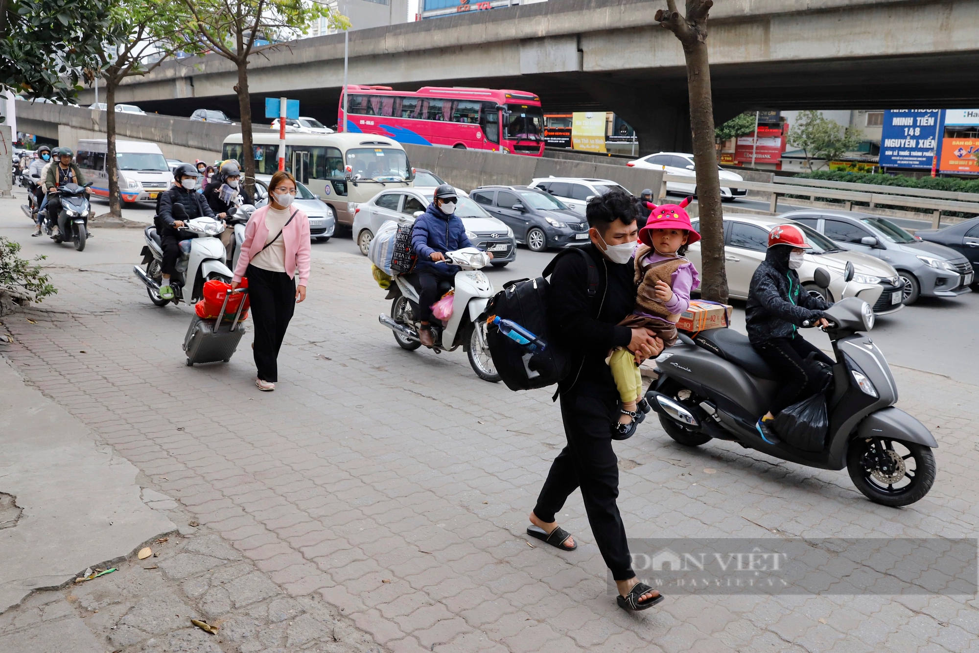 Hàng đoàn người ùn ùn nối đuôi nhau trở lại Hà Nội sau kỳ nghỉ Tết Nguyên đán 2024- Ảnh 6.