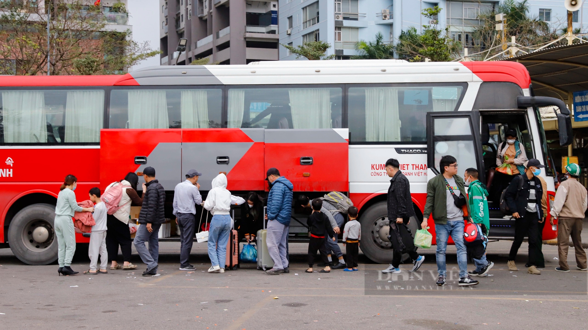 Hàng đoàn người ùn ùn nối đuôi nhau trở lại Hà Nội sau kỳ nghỉ Tết Nguyên đán 2024- Ảnh 11.