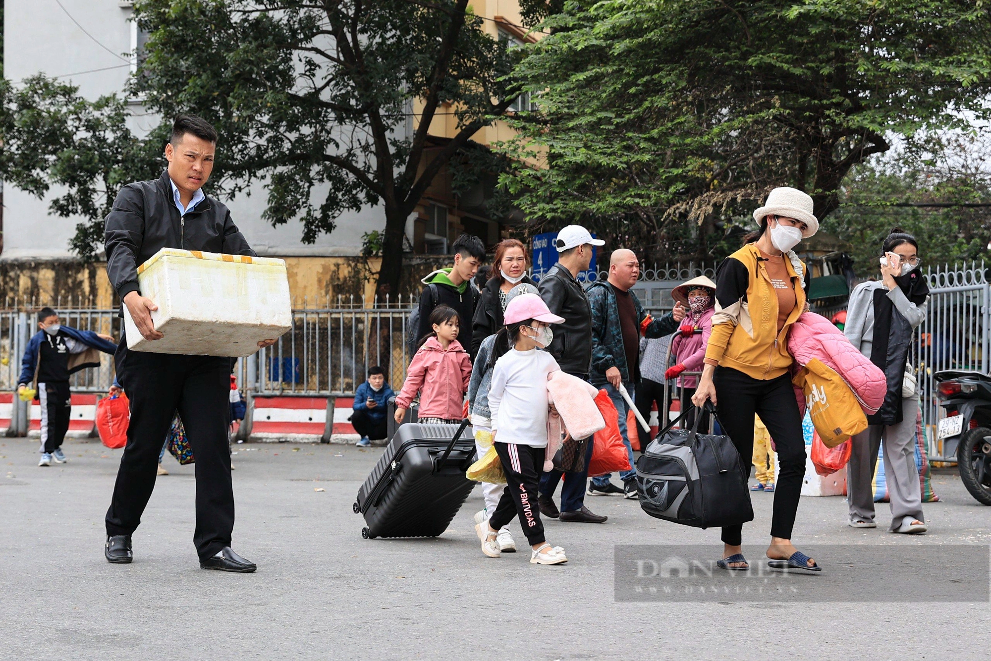 Hàng đoàn người ùn ùn nối đuôi nhau trở lại Hà Nội sau kỳ nghỉ Tết Nguyên đán 2024- Ảnh 15.