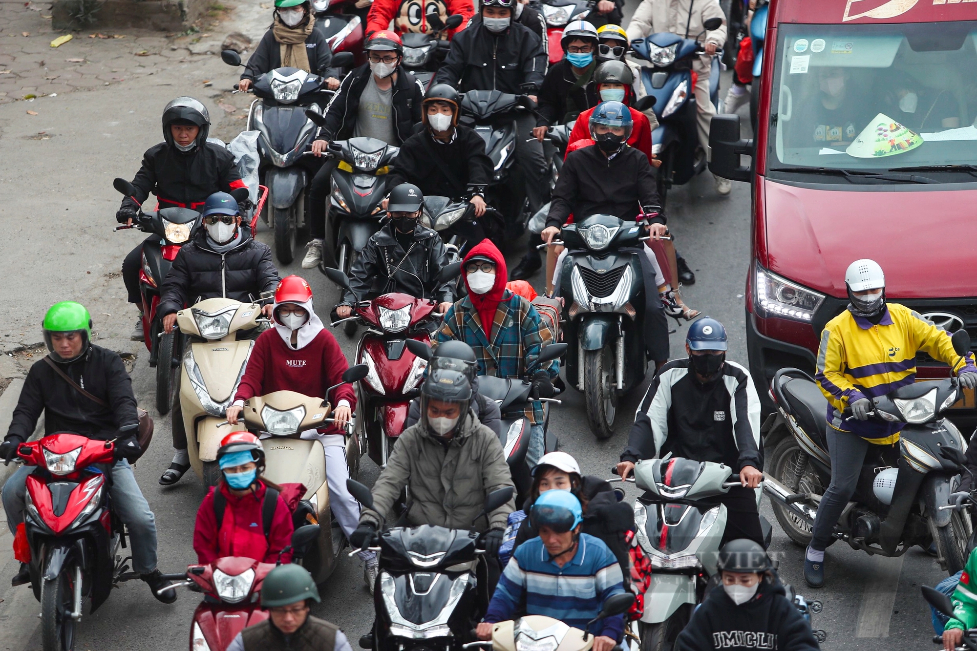 Hàng đoàn người ùn ùn nối đuôi nhau trở lại Hà Nội sau kỳ nghỉ Tết Nguyên đán 2024- Ảnh 8.
