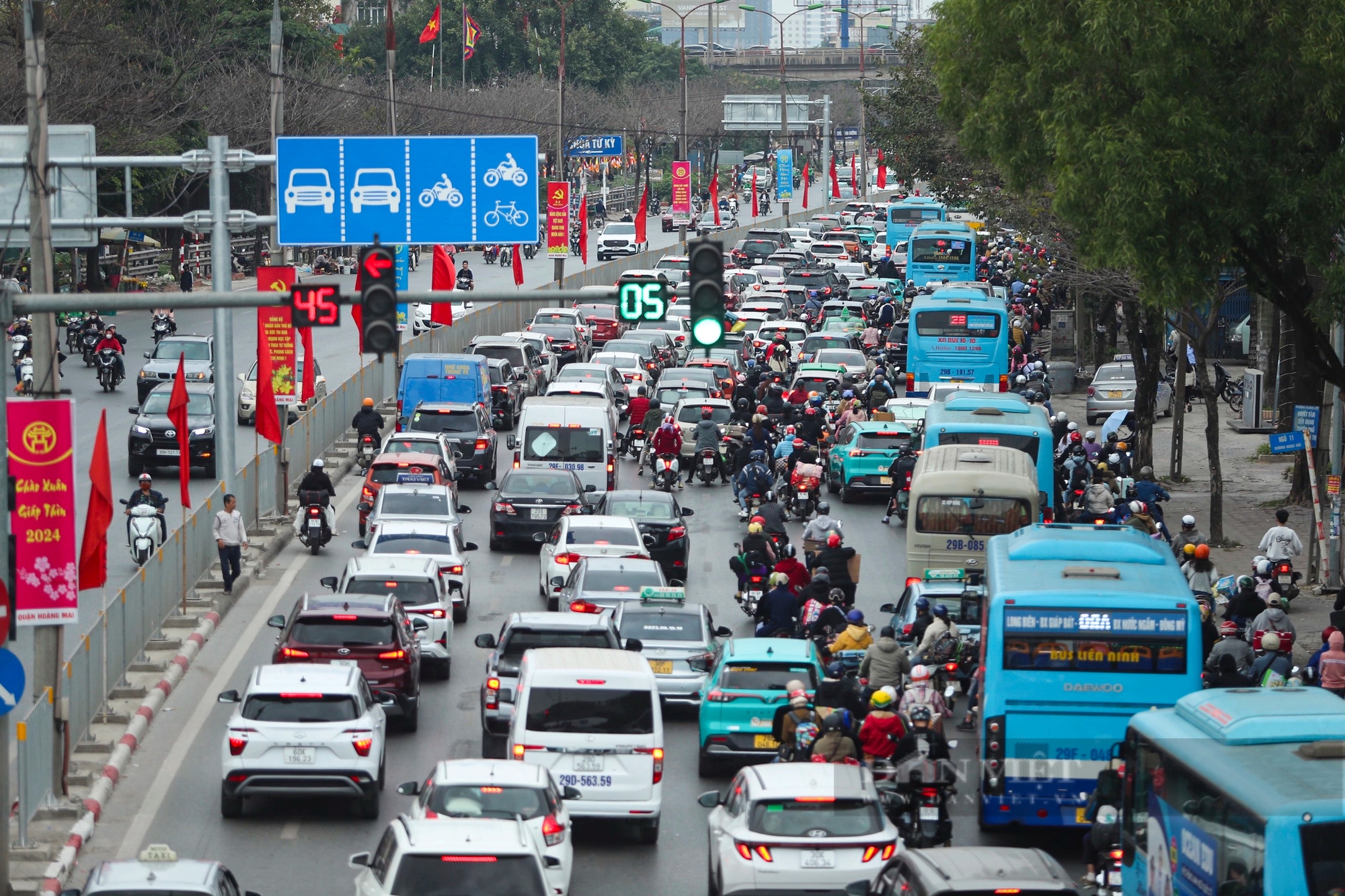Hàng đoàn người ùn ùn nối đuôi nhau trở lại Hà Nội sau kỳ nghỉ Tết Nguyên đán 2024- Ảnh 7.