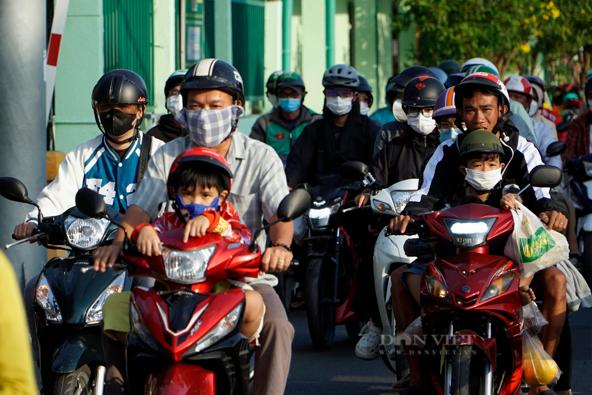 Người dân trở về TP.HCM sau kỳ nghỉ Tết, nhiều tuyến đường đông đúc trở lại- Ảnh 3.