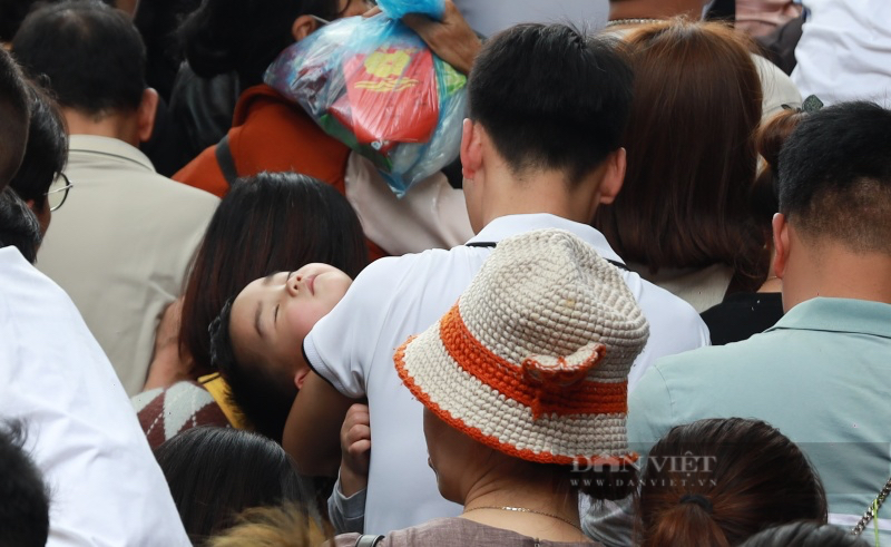 Biển người chen chân "ngộp thở", trẻ nhỏ ngủ gục trên vai cha mẹ khi đi trẩy hội chùa Hương- Ảnh 4.