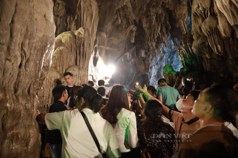 Biển người chen chân "ngộp thở", trẻ nhỏ ngủ gục trên vai cha mẹ khi đi trẩy hội chùa Hương- Ảnh 10.